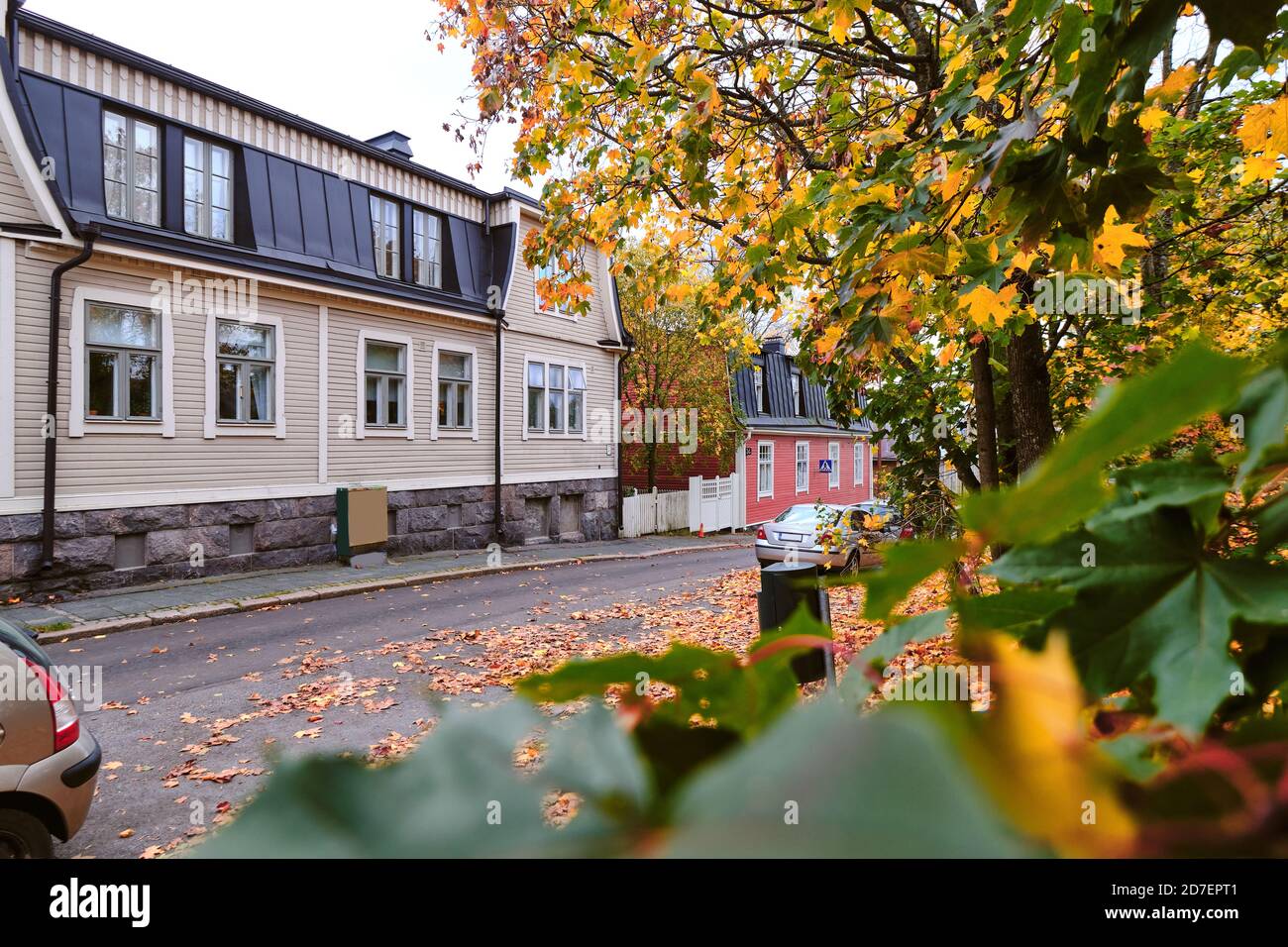 Il vecchio quartiere in legno Puu Vallila di Helsinki, Finlandia. Paesaggio urbano autunnale. Foto Stock