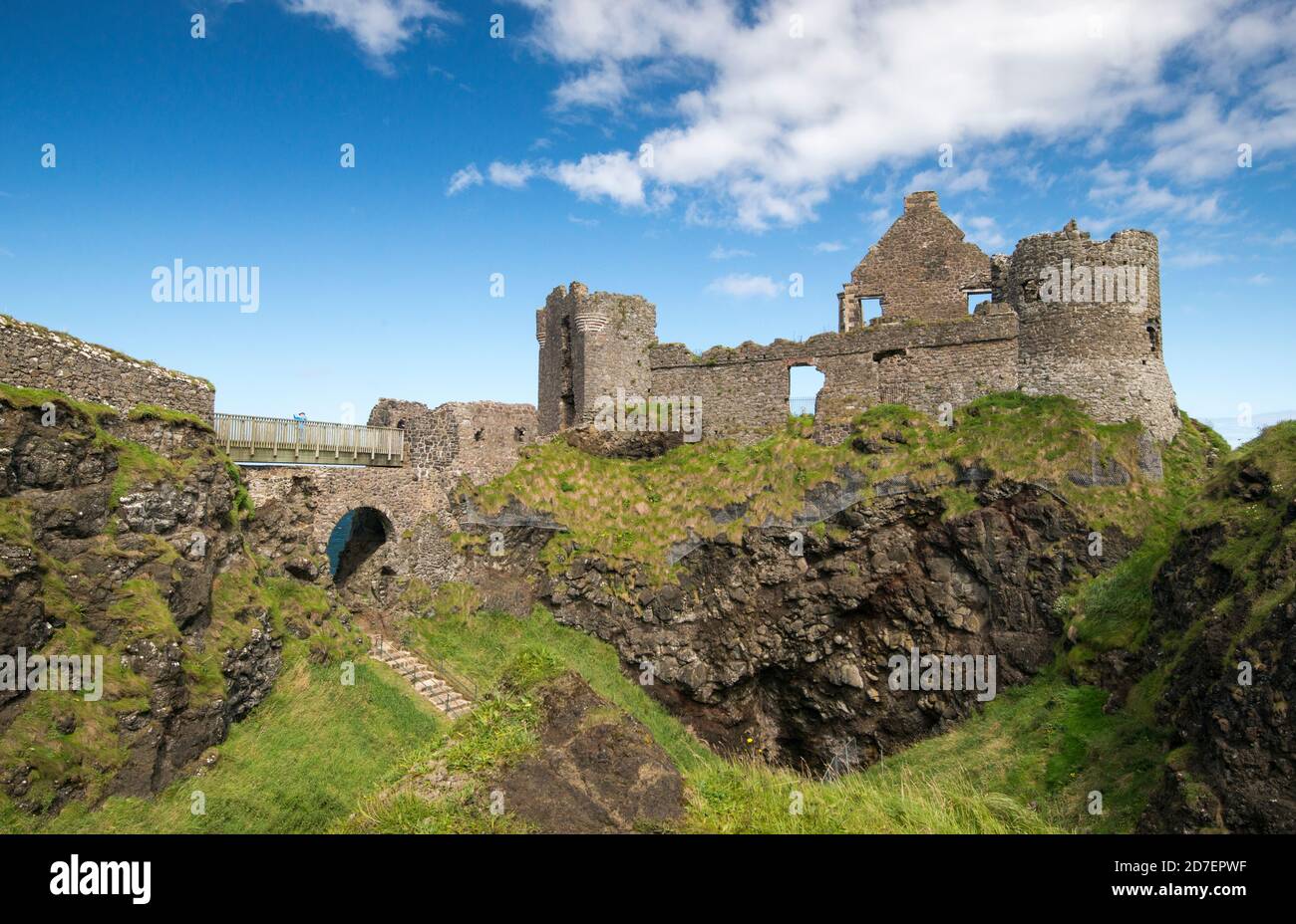 Il castello di Dunluce si trova in cima a una scogliera sulla costa di Antrim, Irlanda del Nord, Regno Unito Foto Stock