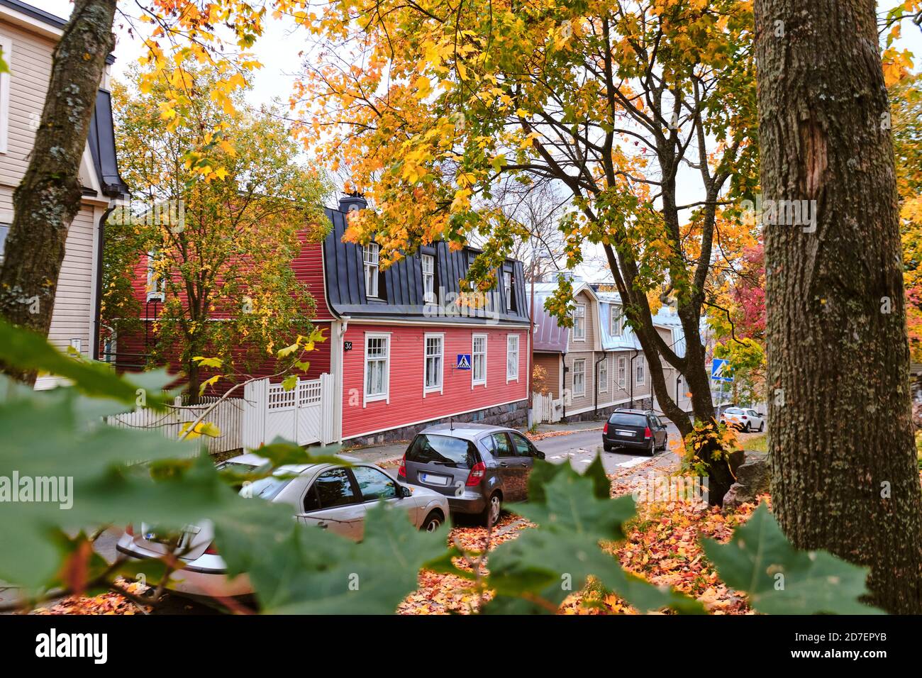 Il vecchio quartiere in legno Puu Vallila di Helsinki, Finlandia. Paesaggio urbano autunnale. Foto Stock