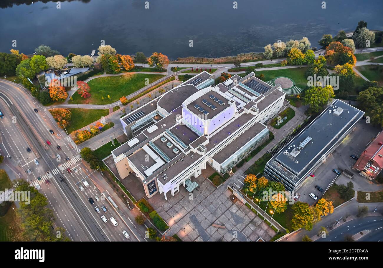 Helsinki, Finlandia - 3 ottobre 2020: Vista aerea della costruzione dell'Opera e Balletto nazionale finlandese a Helsinki, Finlandia. Foto Stock