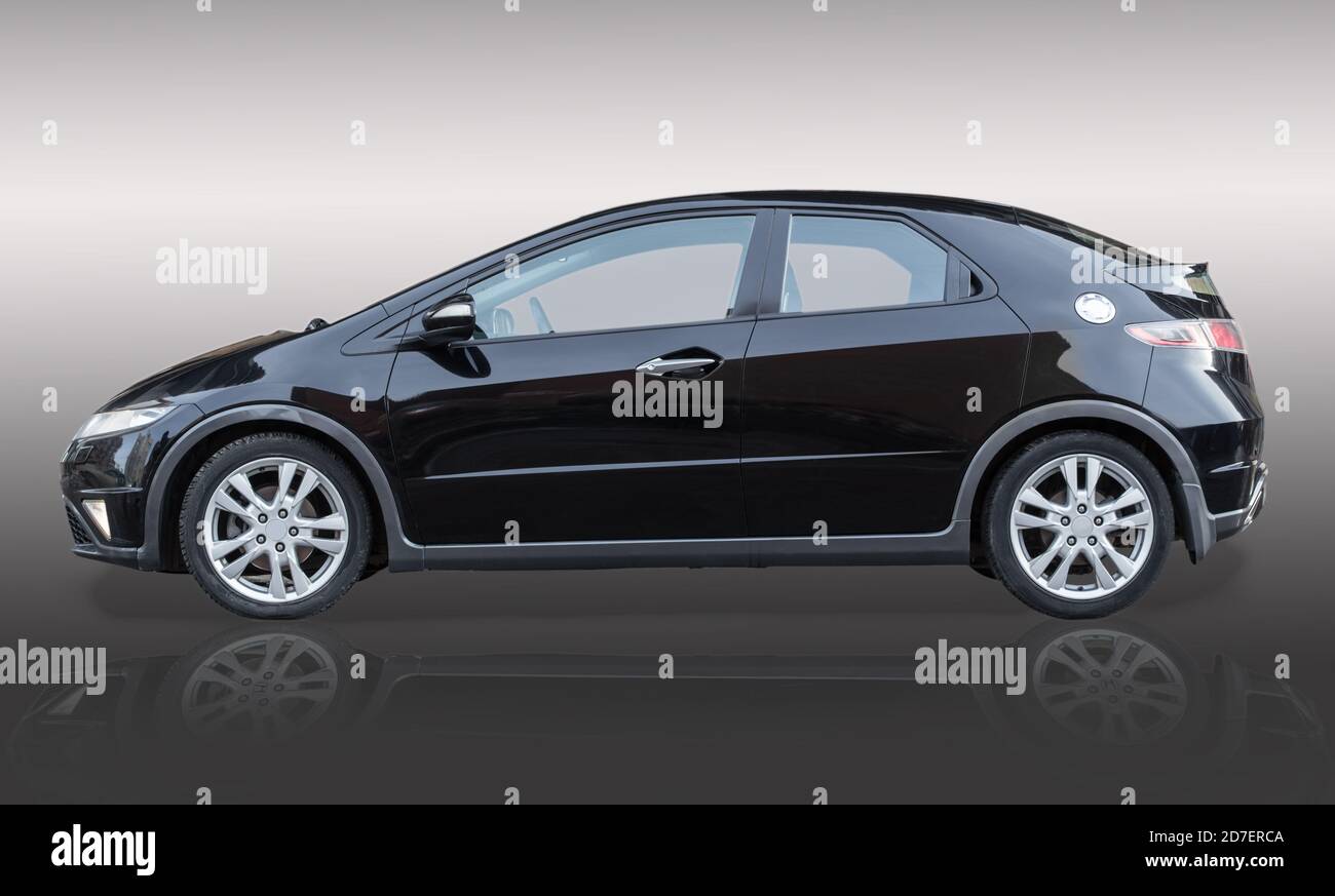 Nero automatico su sfondo sfumato con vista laterale a riflessione Foto Stock