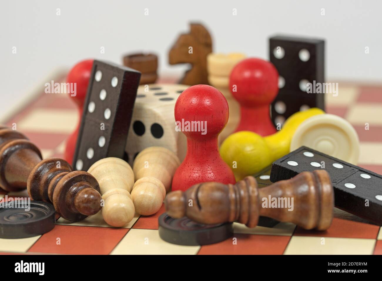 Diverse figure di gioco colorate per i giochi da tavolo Foto Stock