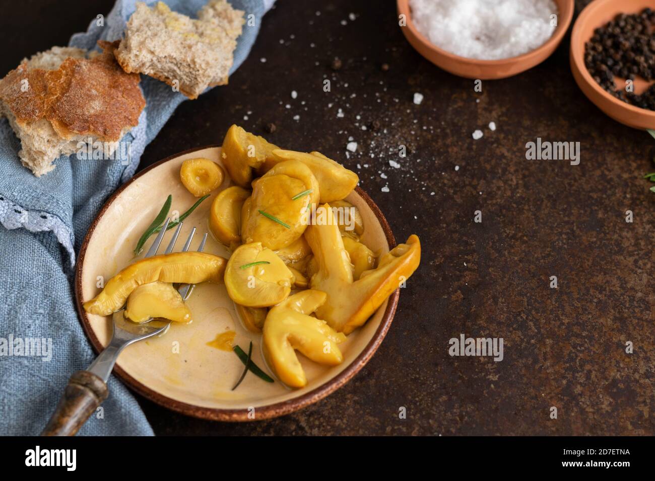 Pronto a mangiare funghi cotti (amanita caesarea) sul tavolo Foto Stock