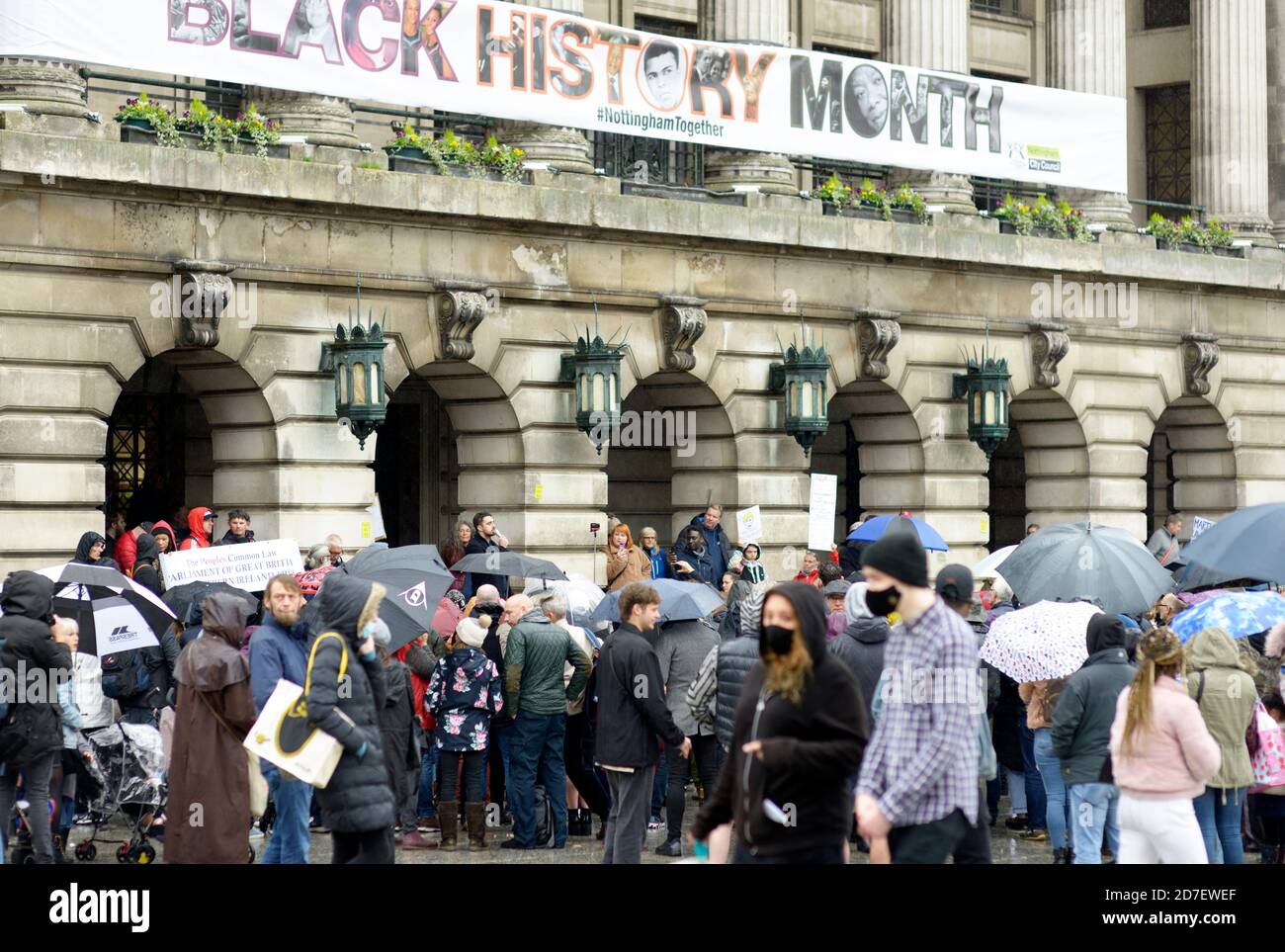 Folla alla dimostrazione della teoria del complotto Foto Stock