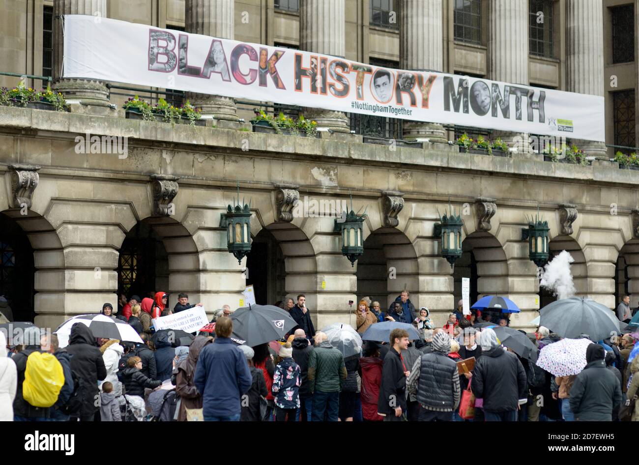 Folla alla dimostrazione della teoria del complotto Foto Stock