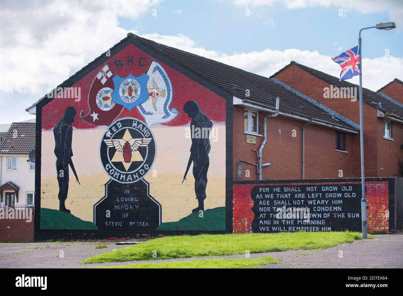 Murale politico di Stevie McCrea situato sulla Boundary Walk, Belfast, Irlanda del Nord, Regno Unito Foto Stock