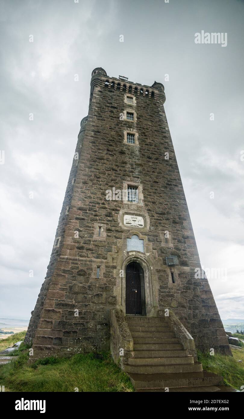 Scrabo Tower, una torre turrita alta 125' situata vicino a Strangford Lough, County Down, Irlanda del Nord. Foto Stock