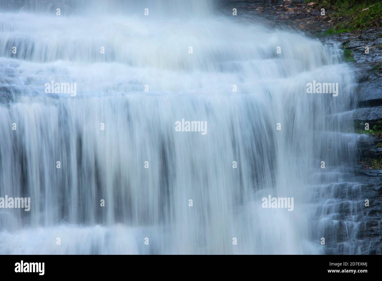 Primo piano di una cascata che scorre nelle Great Smoky Mountains del North Carolina. Foto Stock