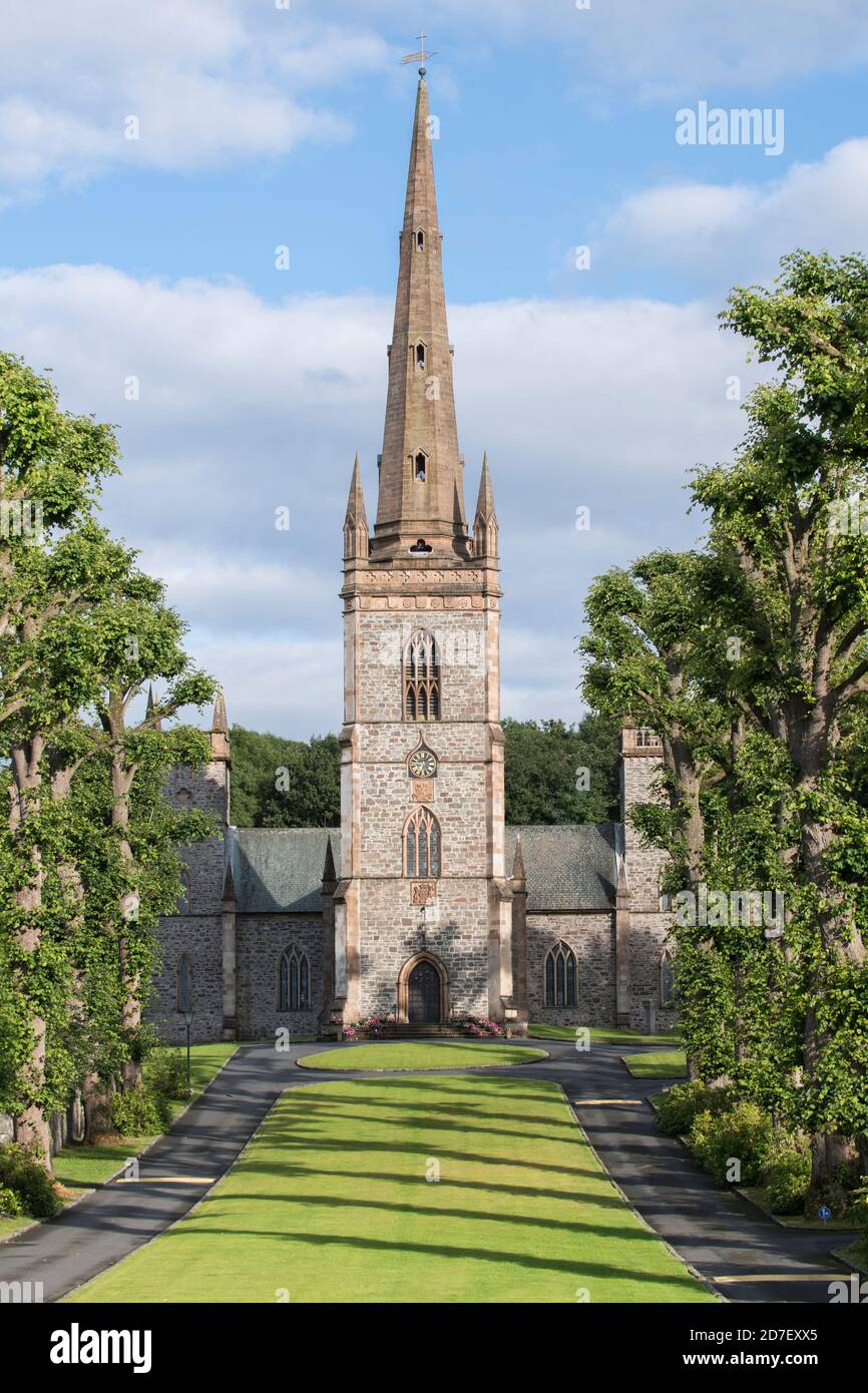 Viali alberati conducono alla chiesa di St. Malachy, alla parrocchia di Hillsborough, County Down, Irlanda del Nord, Regno Unito Foto Stock