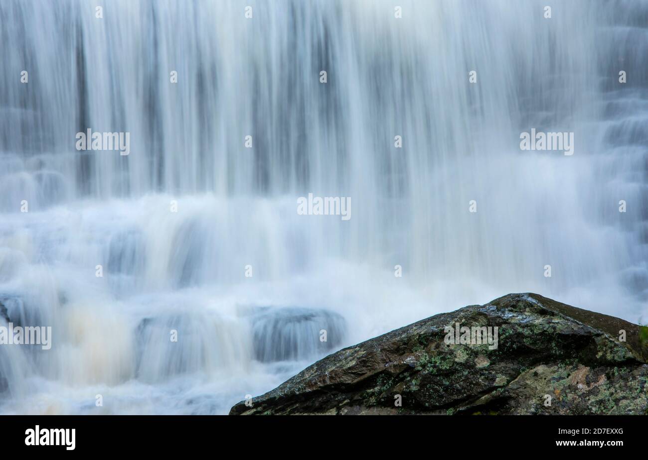 Primo piano di una cascata che scorre nelle Great Smoky Mountains del North Carolina. Foto Stock