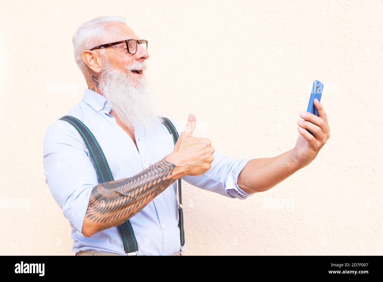 Uomo anziano con telefono Foto Stock