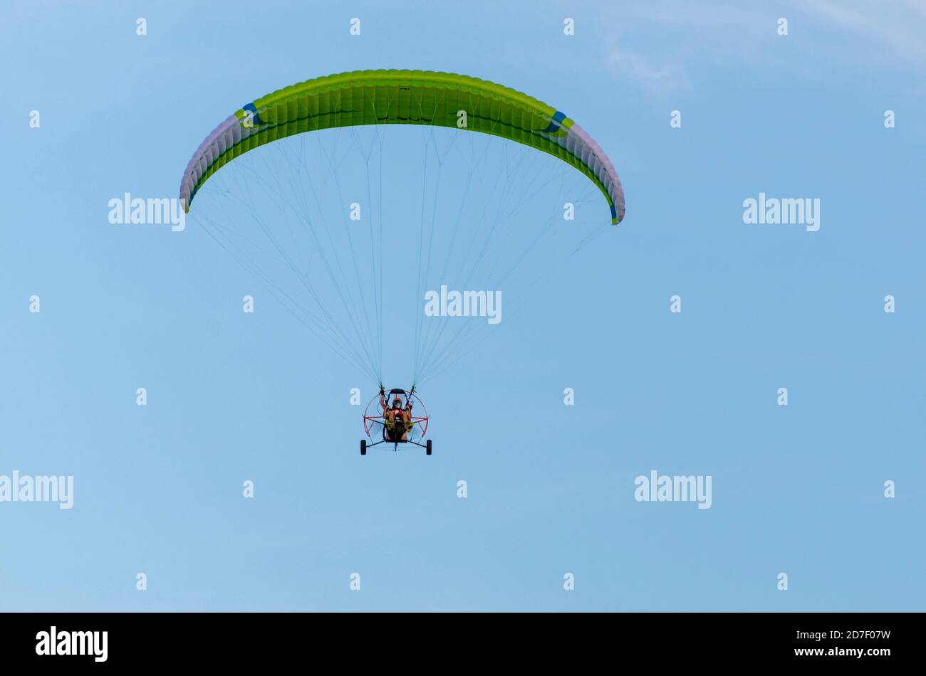 Parapendio che vola libero nel cielo Foto Stock