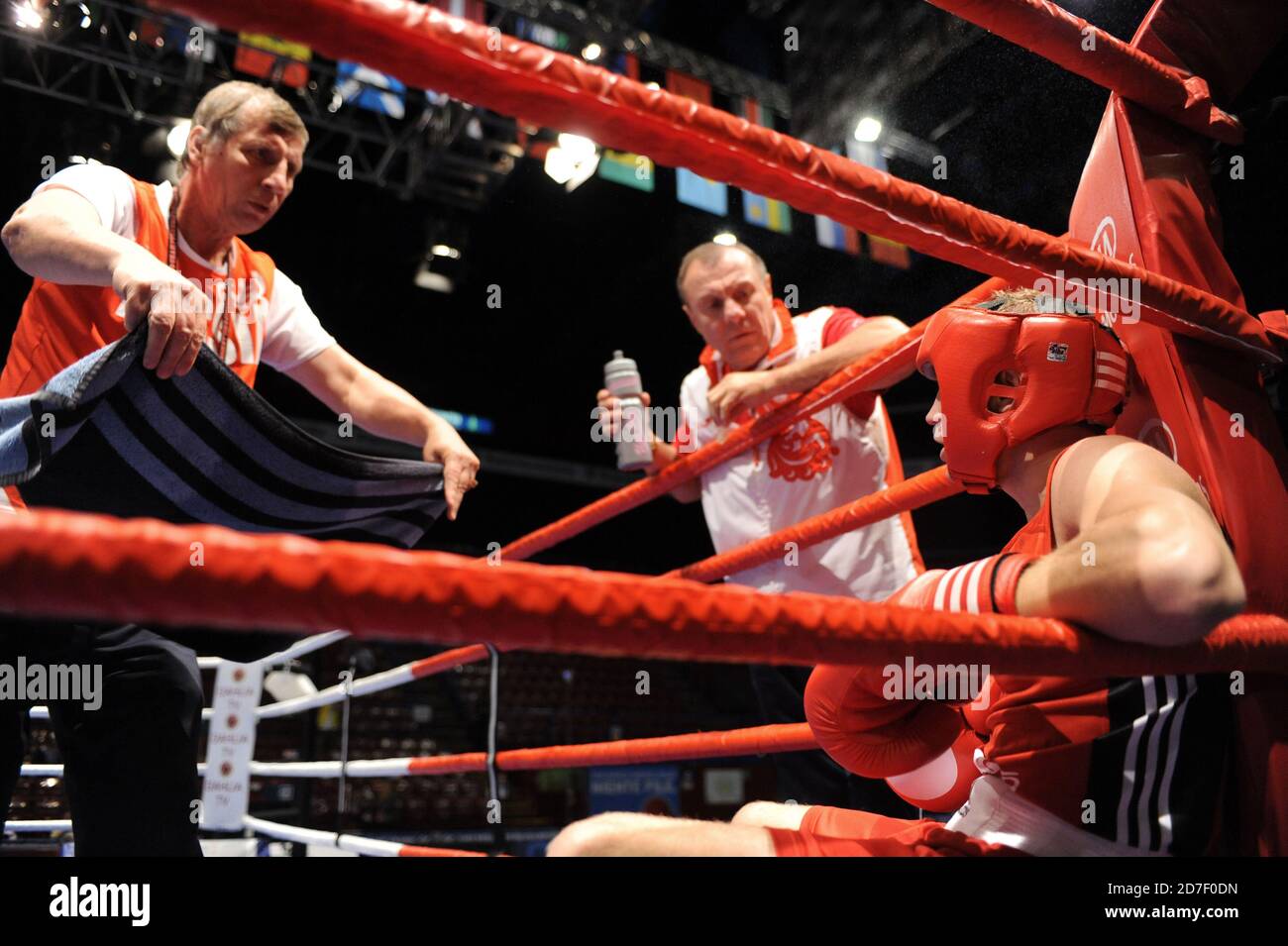Boxer e allenatore all'anello d'angolo, duirando una partita di pugilato amatoriale durante la Coppa del mondo di Boxing AIBA a Milano 2009. Foto Stock