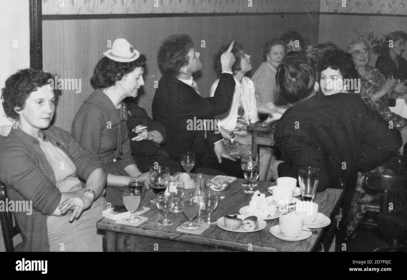 Una festa di celebrazione scena in un pub datato 1961 poll Regno Unito Foto Stock