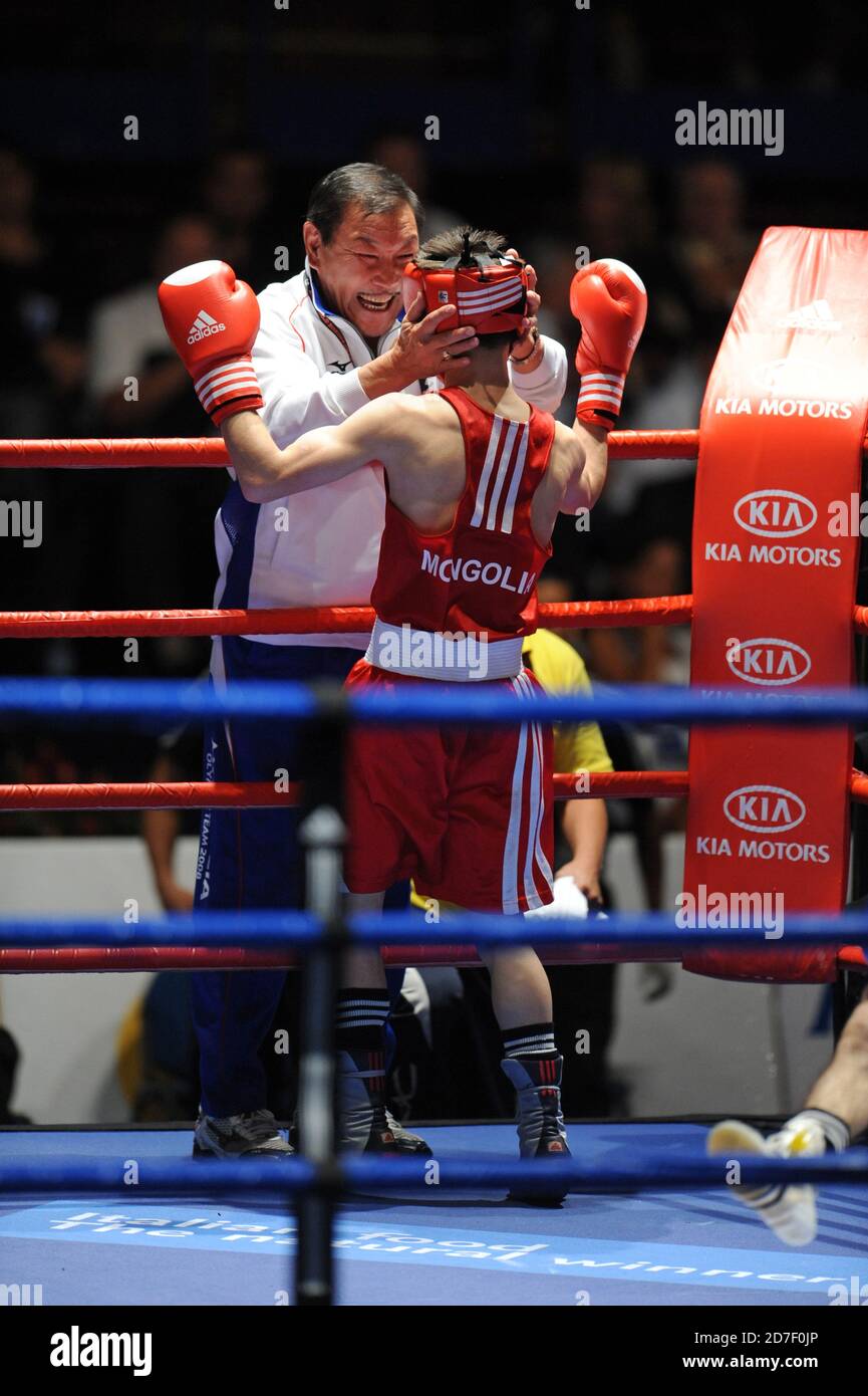 Il pugile e allenatore della Mongolia all'angolo del ring, durante una partita di pugilato amatoriale dell'AIBA World Boxing Champioship a Milano 2009. Foto Stock