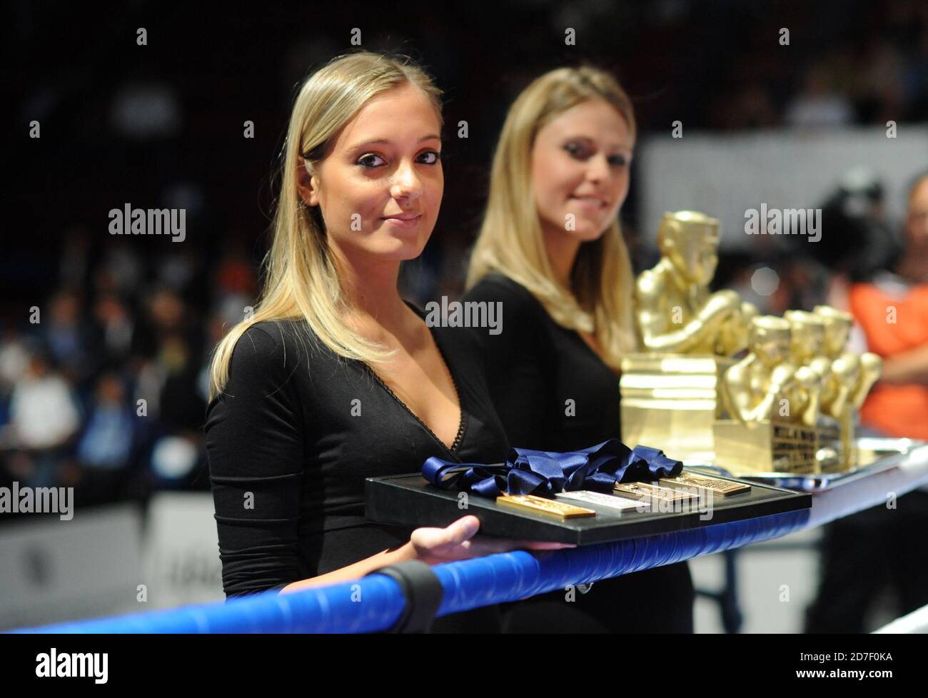 Hostess ragazze che tengono medaglie e trofei durante la cerimonia di medaglia della Coppa del mondo di Boxing AIBA a Milano 2009. Foto Stock