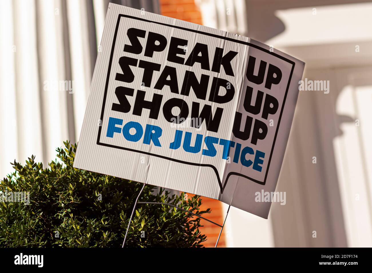 Un anonimo cartello del cantiere che dice: "Salite, parlate, manifestate per la giustizia" riferendosi ai recenti avvenimenti legati al razzismo, alla discriminazione e agli li civili Foto Stock