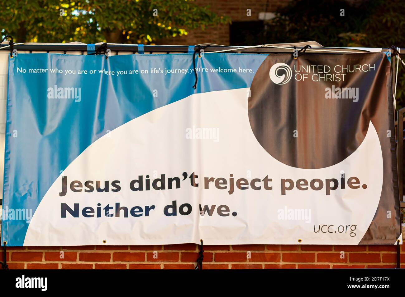 Frederick, MD, USA 10/14/2020: Un messaggio inclusivo ed accogliente della Chiesa unita di Cristo che dice a tutti, non importa chi sia accolto nel loro co Foto Stock