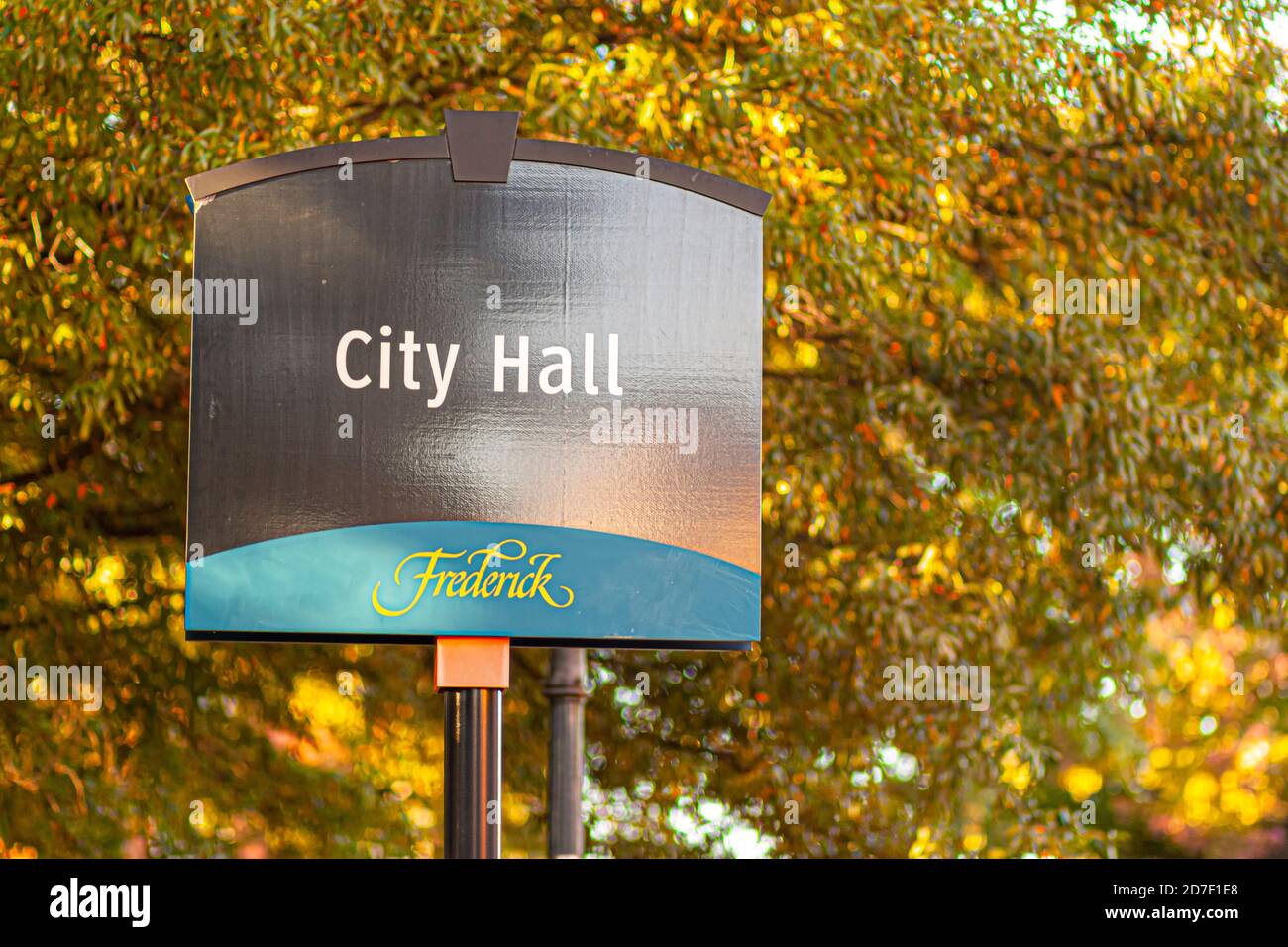Frederick, MD, USA 10/13/2020: Frederick è una pittoresca città storica nel Maryland e sede della contea di Frederick County. Il cartello indica il municipio Foto Stock