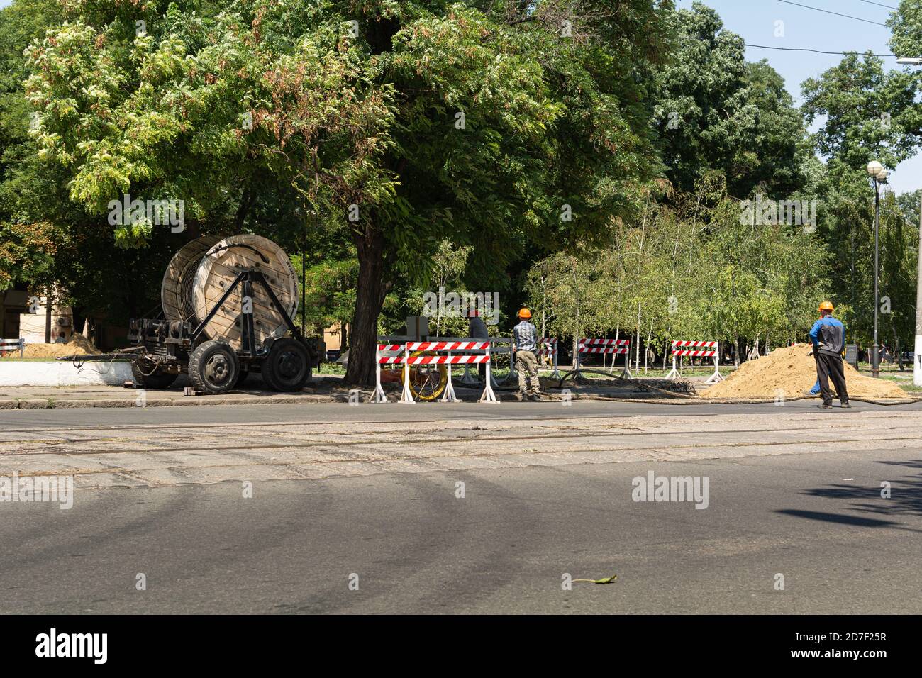 Odessa, Ucraina - 8 agosto 2019: I lavoratori tirano un rotolo di linea di cavo ad alta tensione Foto Stock