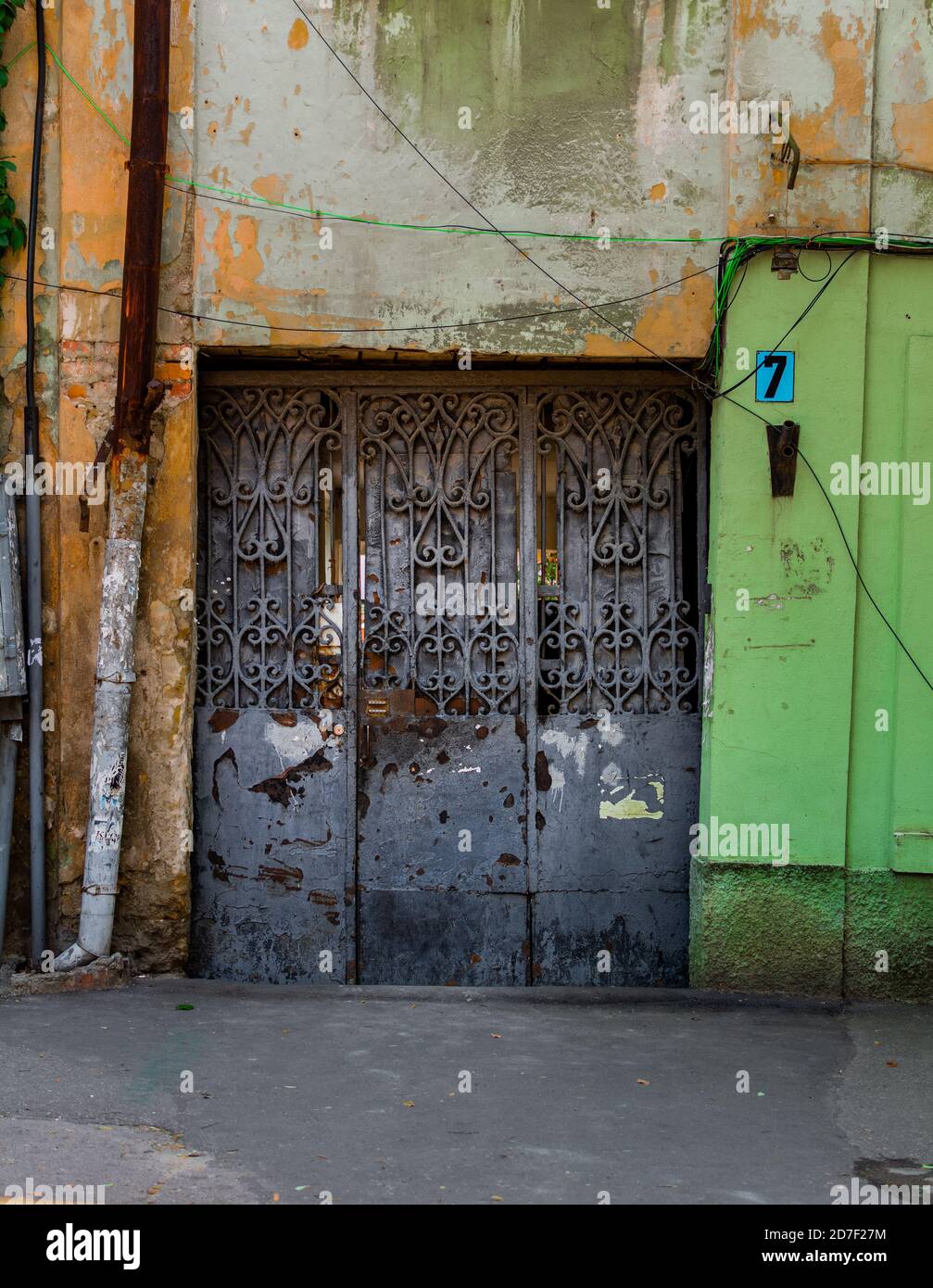 Vecchia porta in ferro battuto arrugginita nella parte vecchia di Odessa Foto Stock