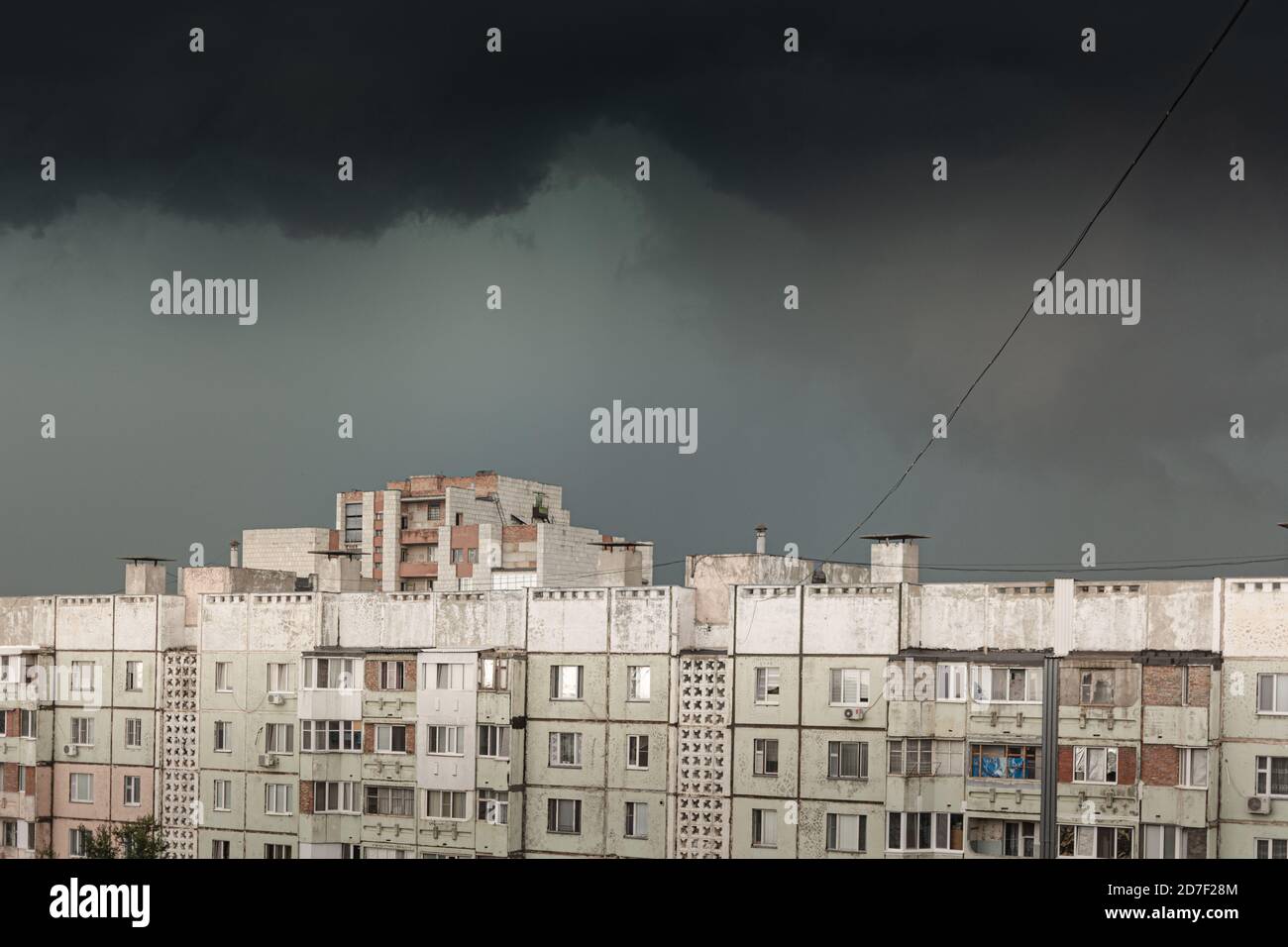 Cielo tempestoso e cupo sul tetto di un edificio di appartamenti costruito in Unione Sovietica nell'Europa orientale, la repubblica non riconosciuta della Transnistria Foto Stock
