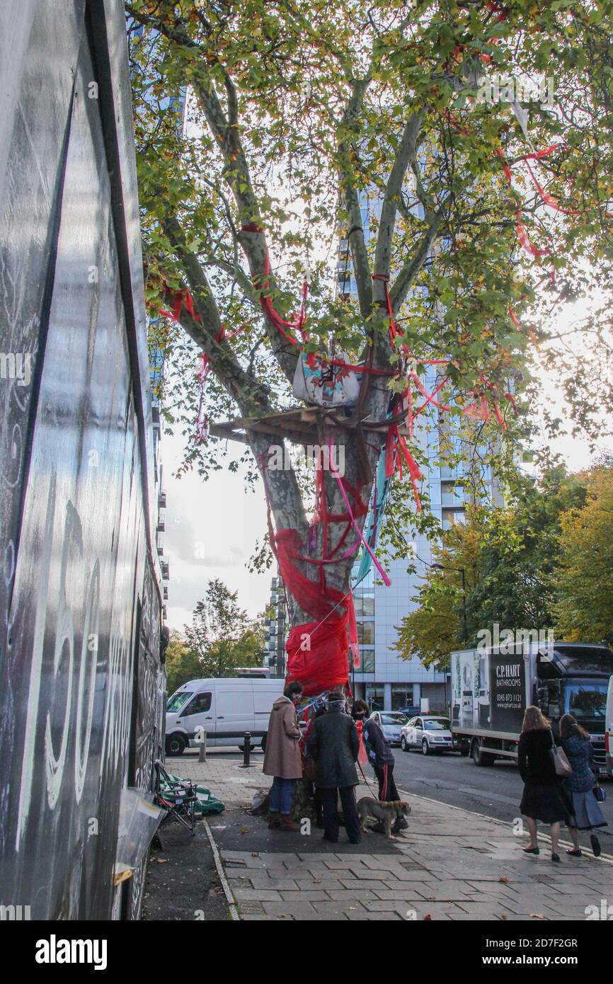 Londra, Regno Unito, 22 ottobre 2020. I residenti locali si riuniscono all’Happy Man Tree, nell’Hackney di Londra. Questo albero di 150 anni fa, parte del patrimonio londinese, è stato premiato quest'anno dal Woodland Trust Tree of the Year il 22 ottobre. Ma potrebbe essere abbattuto entro poche settimane, a causa dei controversi piani di sviluppo di Berkeley Homes per i piani di Hackney's council Housing. Il Consiglio sostiene che ‘gli attivisti si preoccupano solo di un albero e di nient’altro’ D’altra parte, i residenti credono che meritino entrambi, "alberi e case", che sono ugualmente cruciali per il benessere dei londinesi. Il gruppo Foto Stock