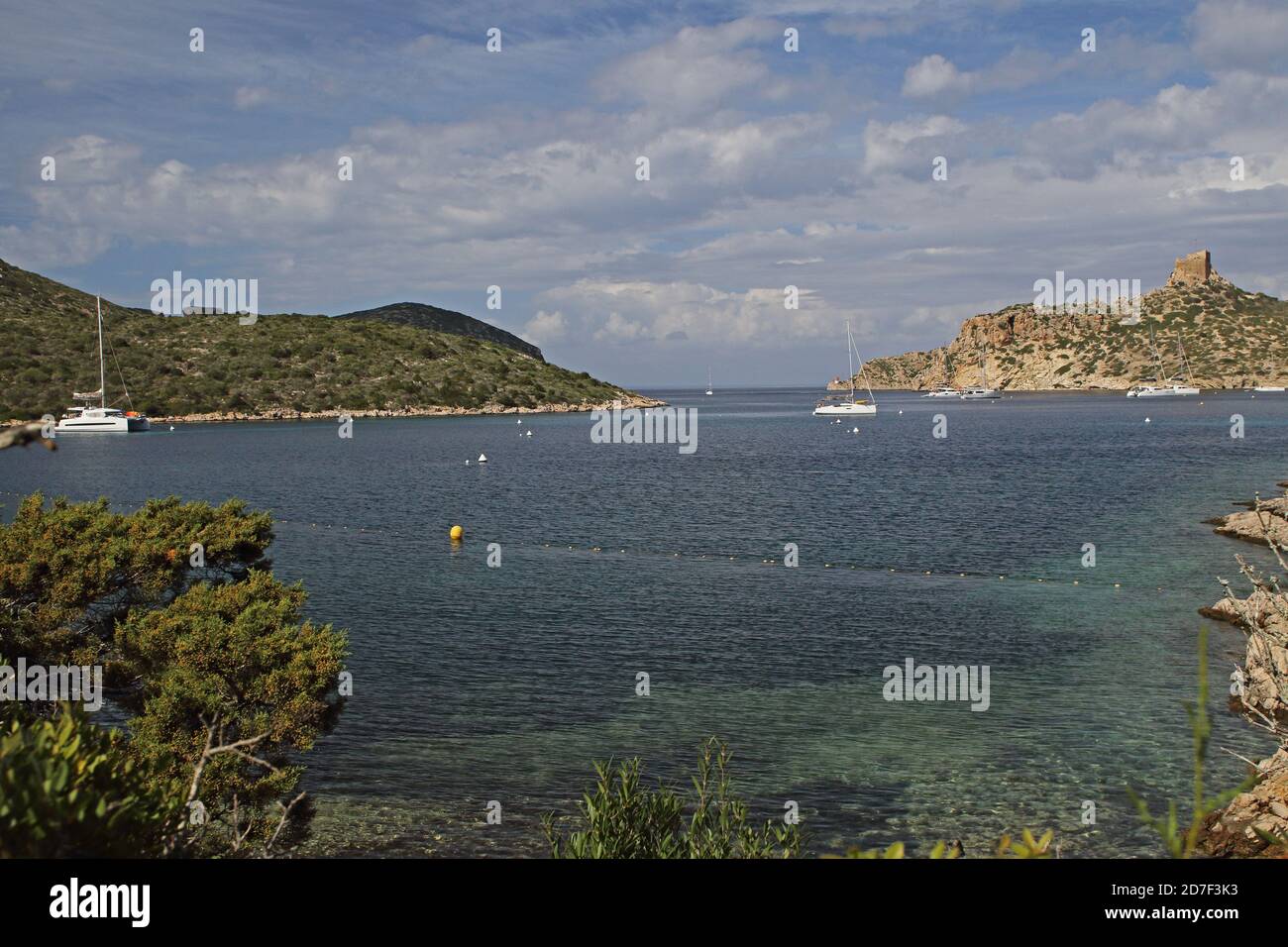 Vista sul porto per il castello Isola di Cabrera, Maiorca, Isole Baleari, Spagna Ottobre Foto Stock