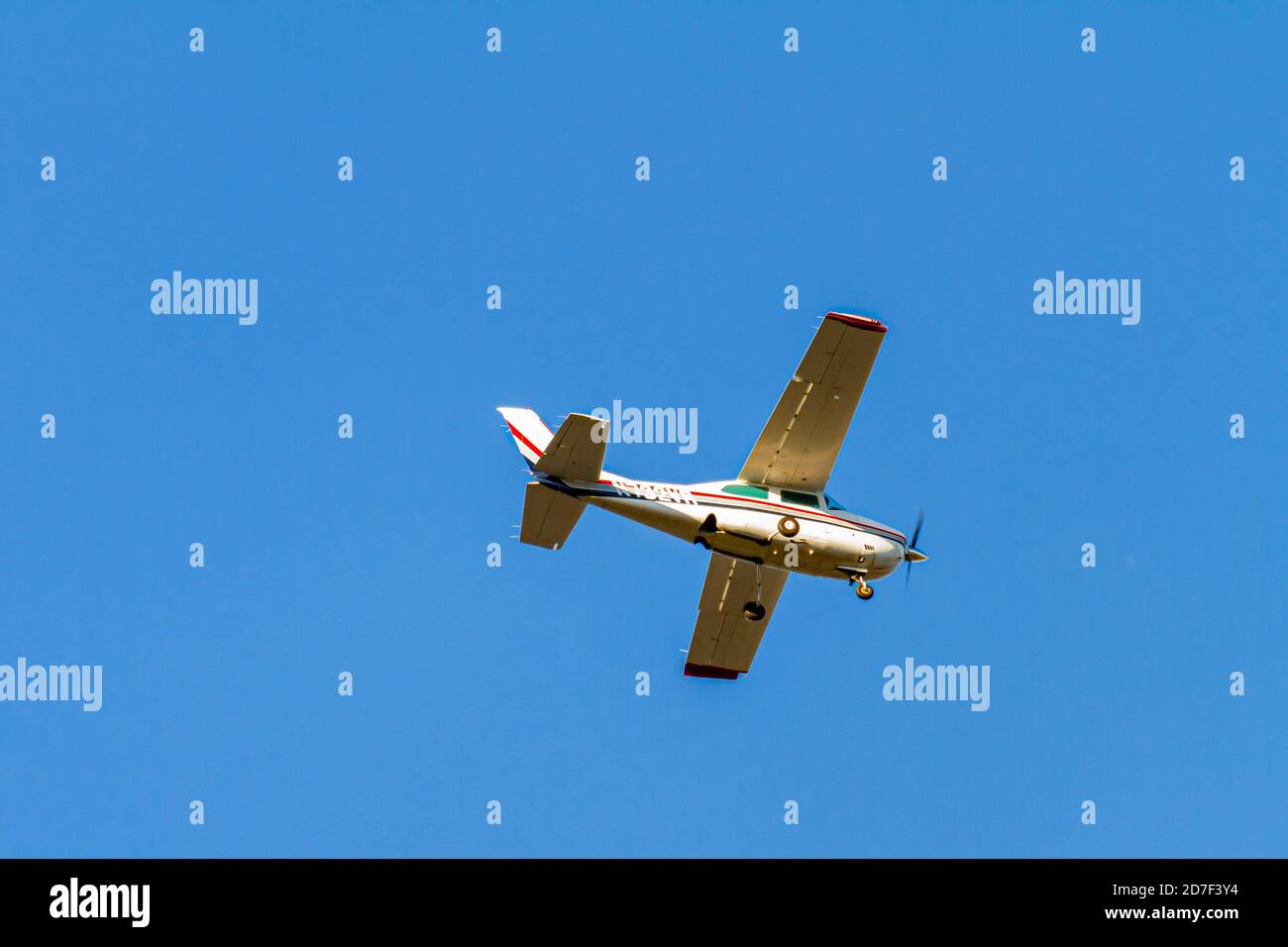 Frederick, MD, USA 10/13/2020: Un aereo privato ad elica ad ala fissa 1977 CESSNA 210M bianco che vola in cielo chiaro nel pomeriggio. Io Foto Stock