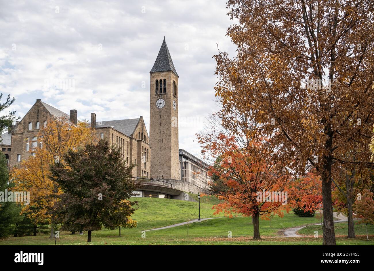 Ithaca, New York, USA - 18 ottobre 2020: McGraw Clock Tower, campus della Cornell University Foto Stock