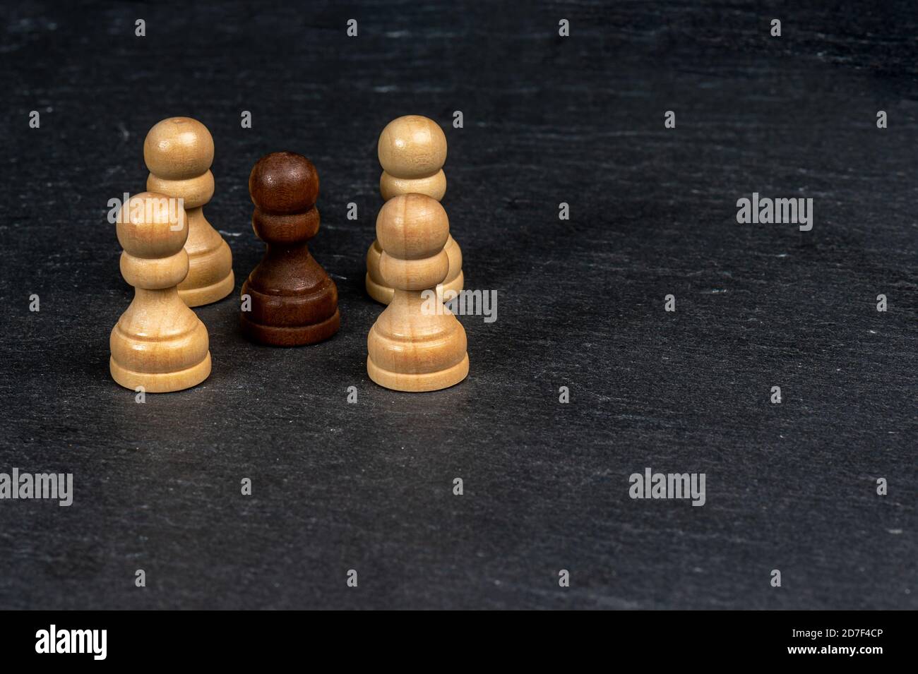 scacchi un buon gioco per il cervello e la strategia. chessborad di legno.  nero vs bianco. persone in conflitto Foto stock - Alamy