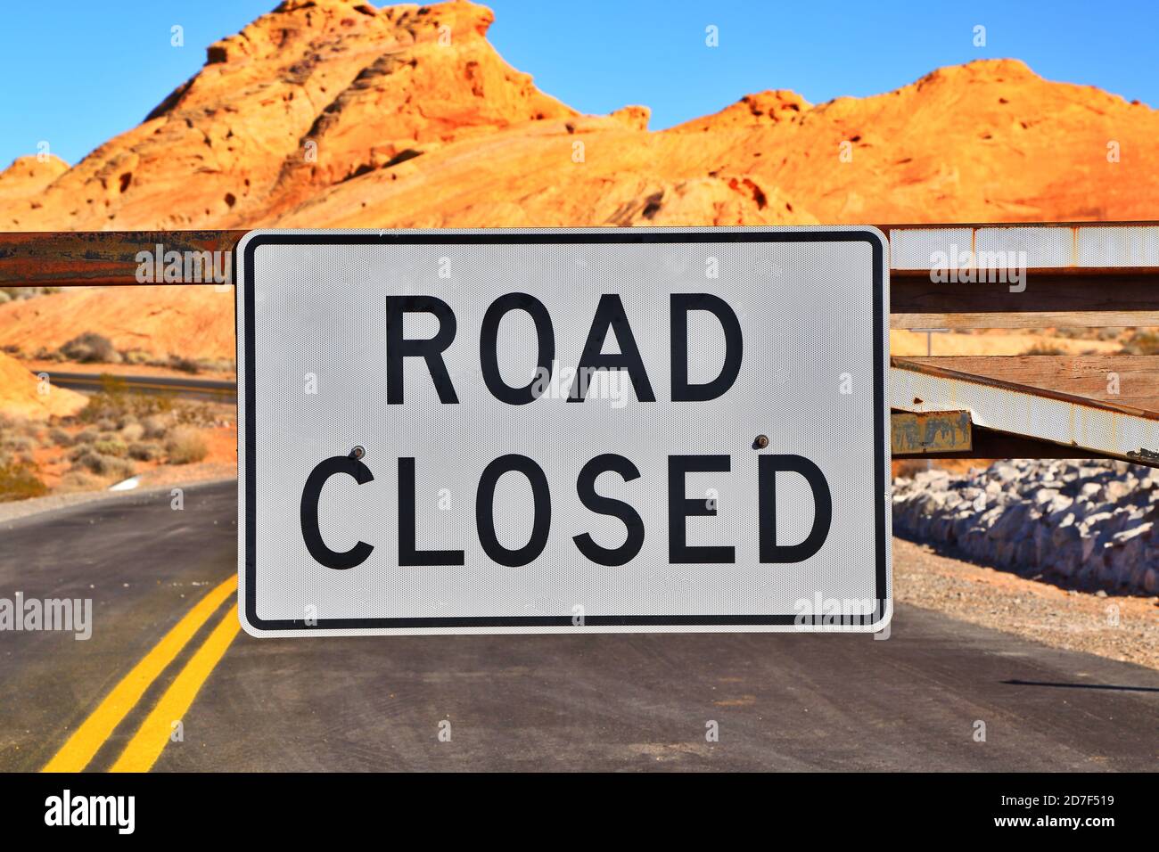 Cartello stradale chiuso nella valle del parco statale dei vigili del fuoco, Nevada-USA Foto Stock