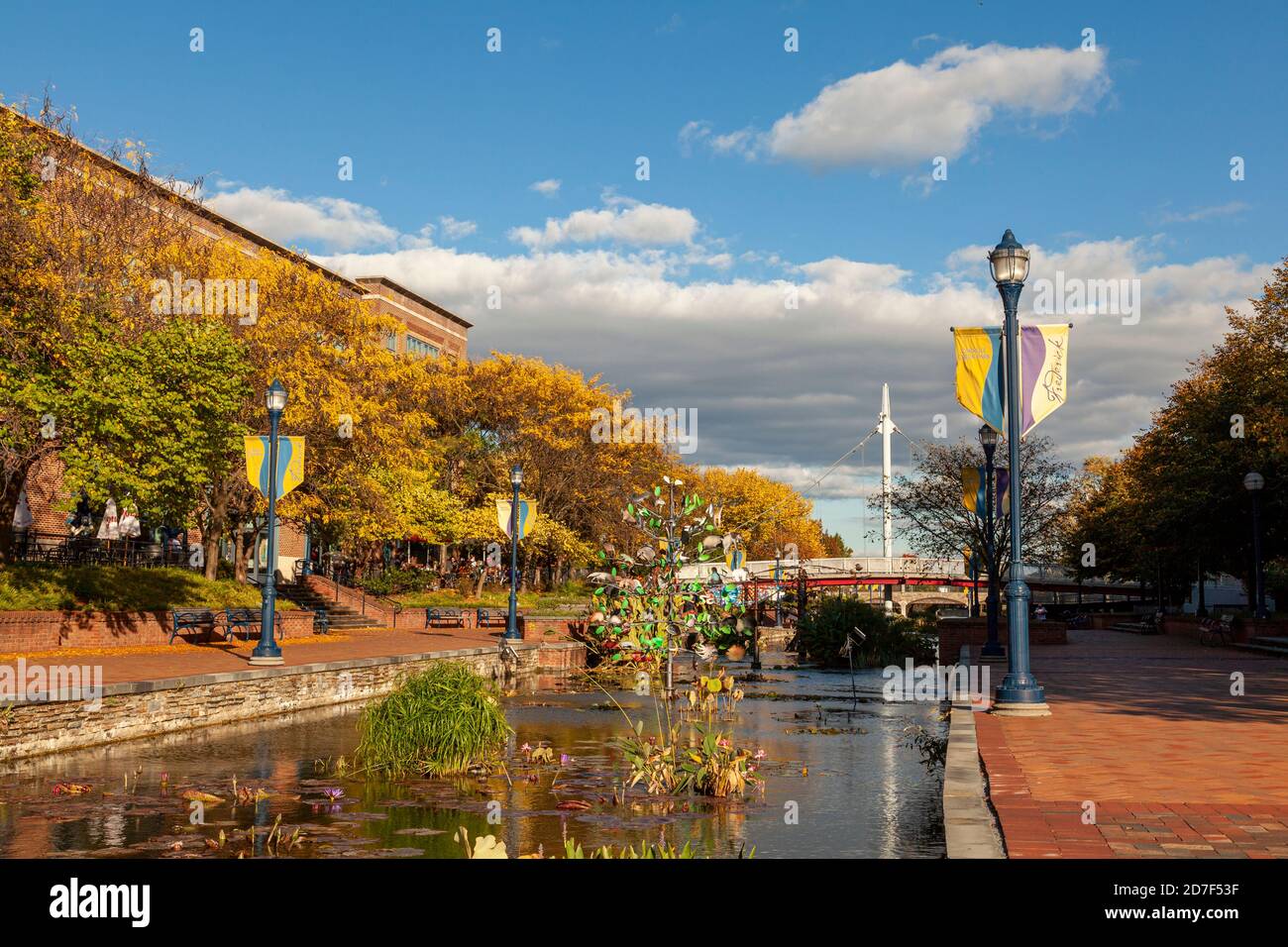 Frederick, MD, USA 10/13/2020: Una vista pomeridiana del Carroll Creek Park, Frederick in autunno. Un ruscello scorre attraverso strade acciottolate dove la gente Foto Stock