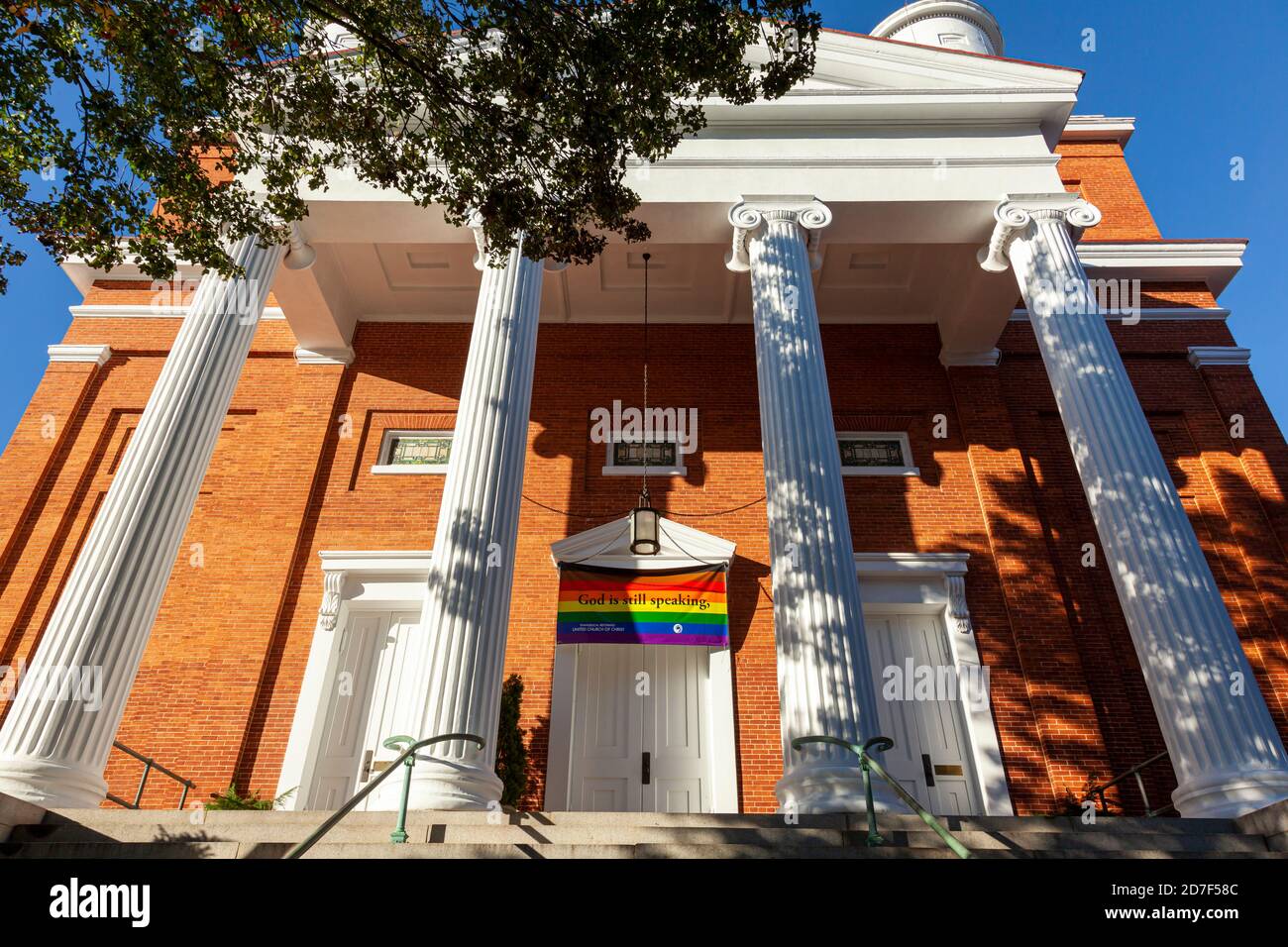 Frederick, MD, USA 10/13/2020: Edificio storico della Chiesa unita riformata evangelica di Cristo nell'antica Federico. L'edificio in mattoni con il bianco col Foto Stock