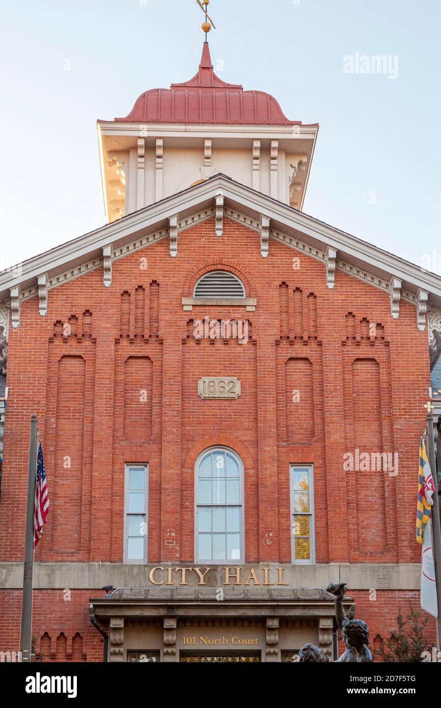 Primo piano immagine isolatd di Frederick County, Maryland City Hall Building. Lo storico edificio in mattoni con finestre ad arco e una torre è costruito nel 1862 Foto Stock