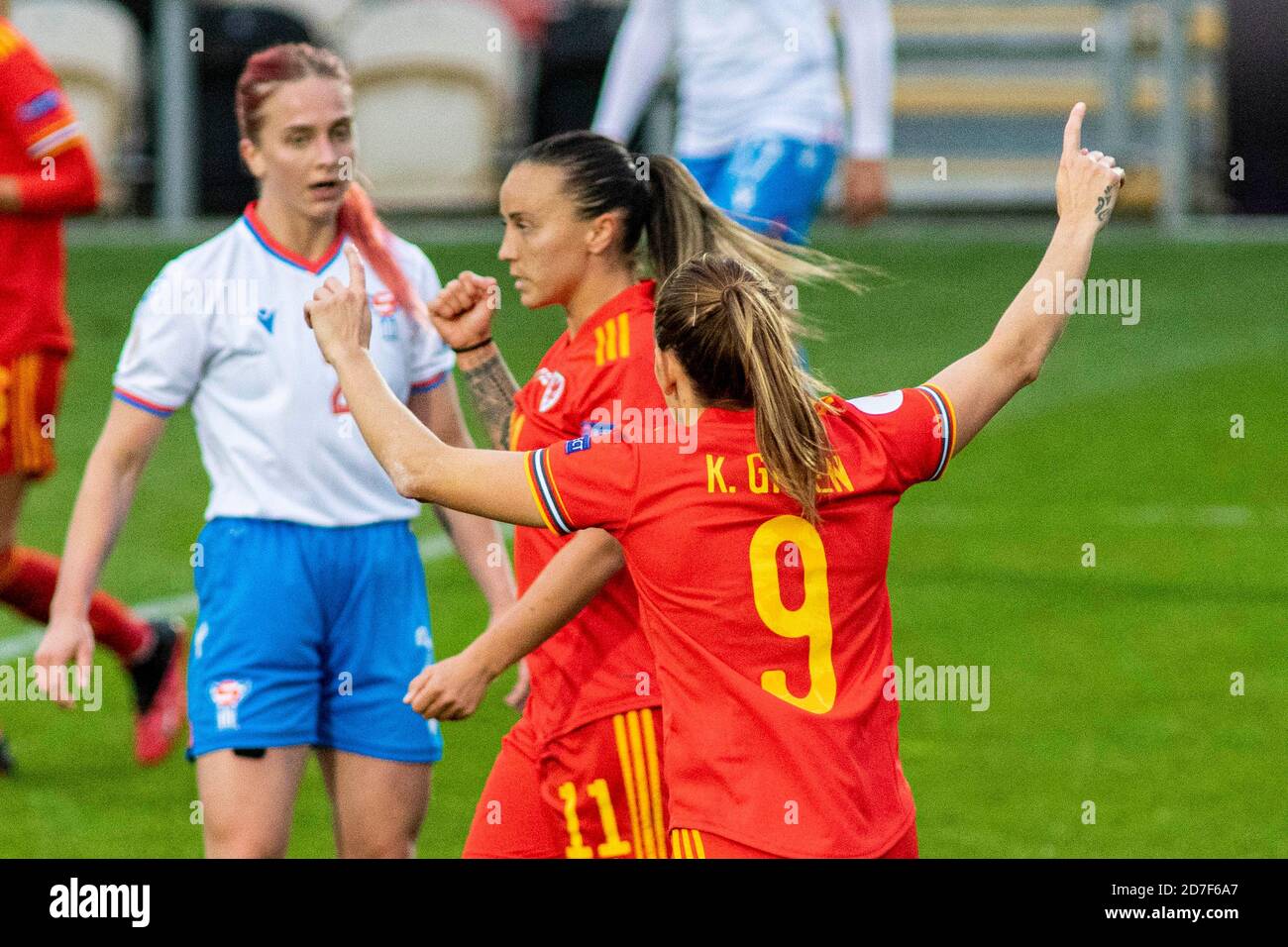 Newport, Galles, Regno Unito. 22 ottobre 2020. Natasha Harding of Wales celebra il secondo gol dei suoi lati. Galles / Isole Faroe in UEFA Donna Euro qua Foto Stock
