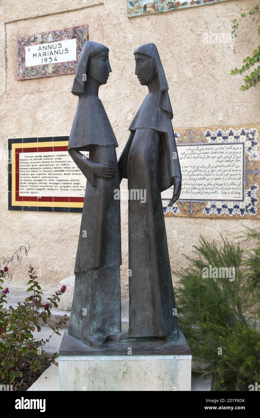 עין כרם, Ein Karem, عين كارم, Israele, Izrael, ישראל; Chiesa del cortile della Visitazione statua della Visitazione; Besuchskirche; Foto Stock