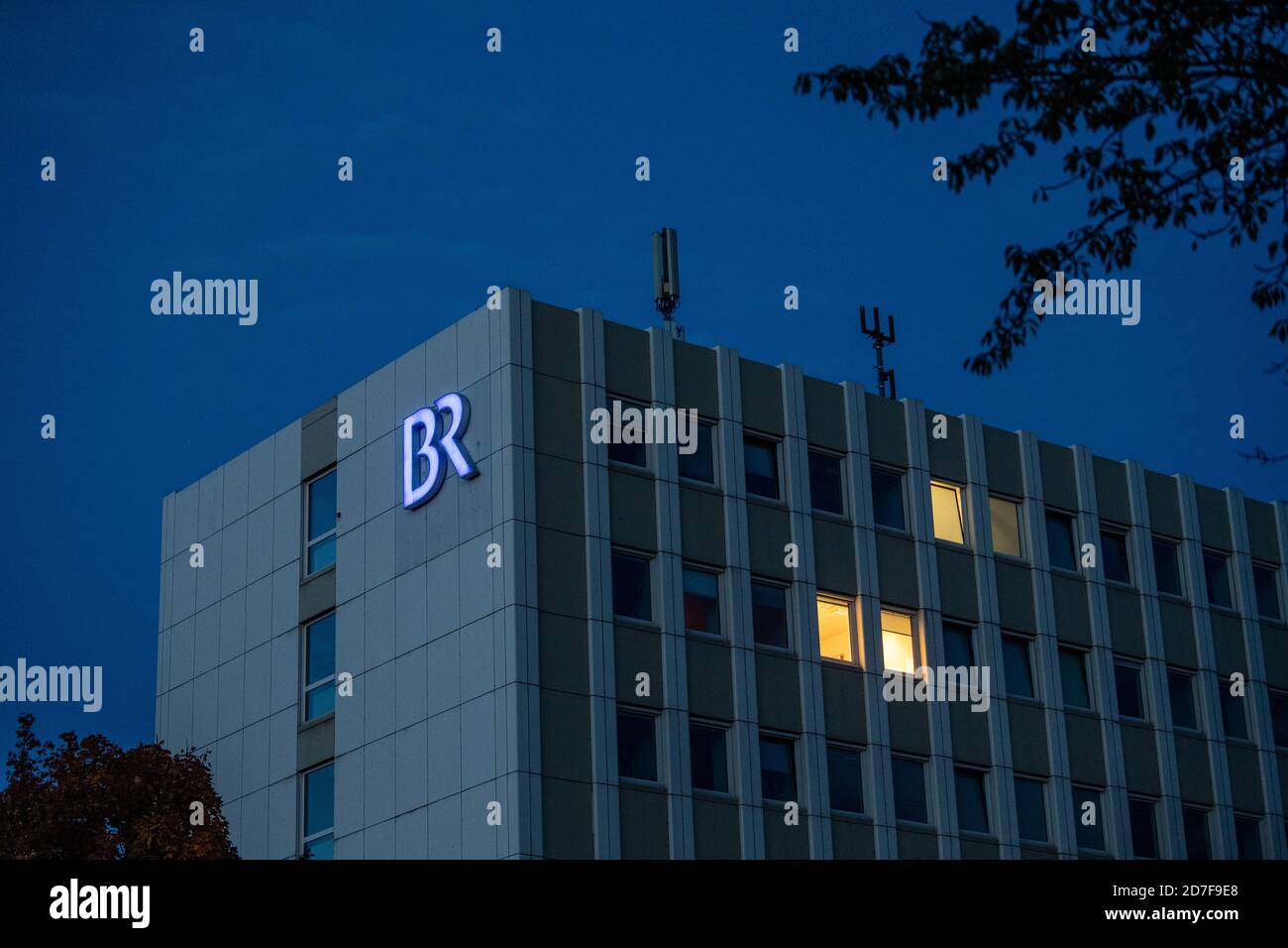 Monaco, Germania. 22 ottobre 2020. La luce splende negli uffici del Bayerischer Rundfunk di Unterföhring. Credit: Lino Mirgeler/dpa/Alamy Live News Foto Stock