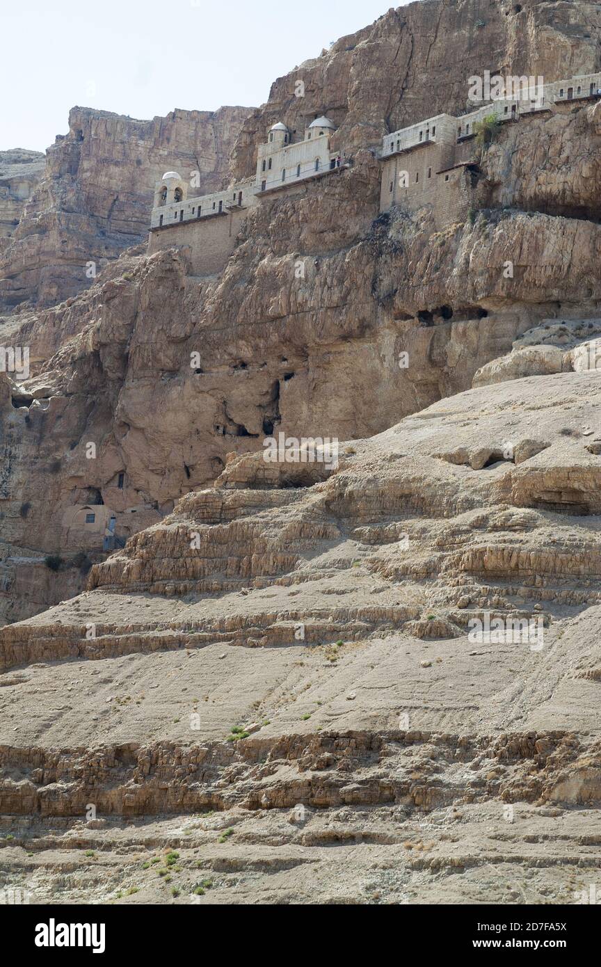 Gerico, أريحا, Israele, Izrael, ישראל, יריחו; la vista dal basso del Monte della tentazione e del Monastero greco ortodosso della tentazione Foto Stock