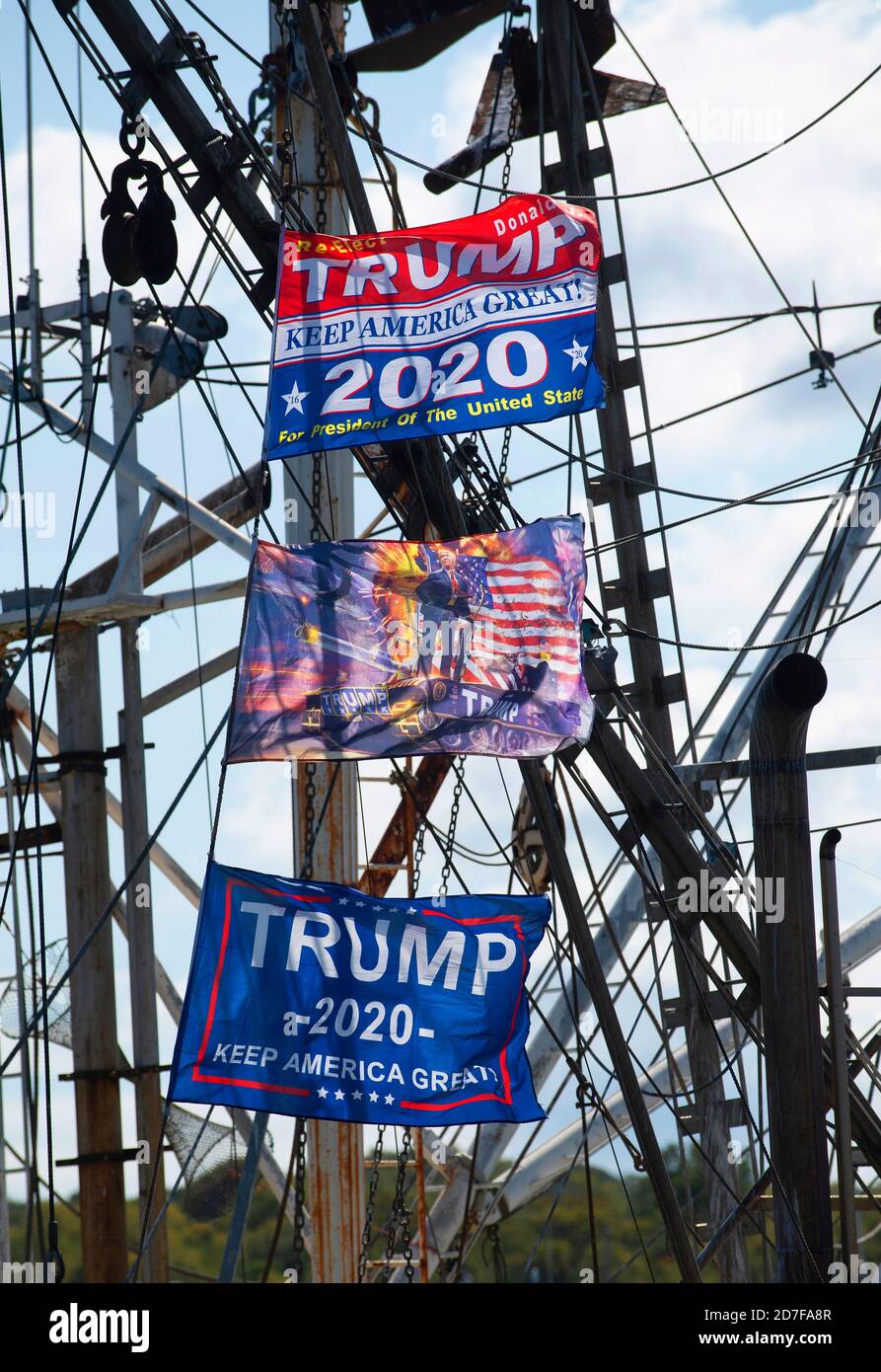 Bandiere Trump che volano da un peschereccio a strascico a Cape Cod, Massachusetts, USA Foto Stock