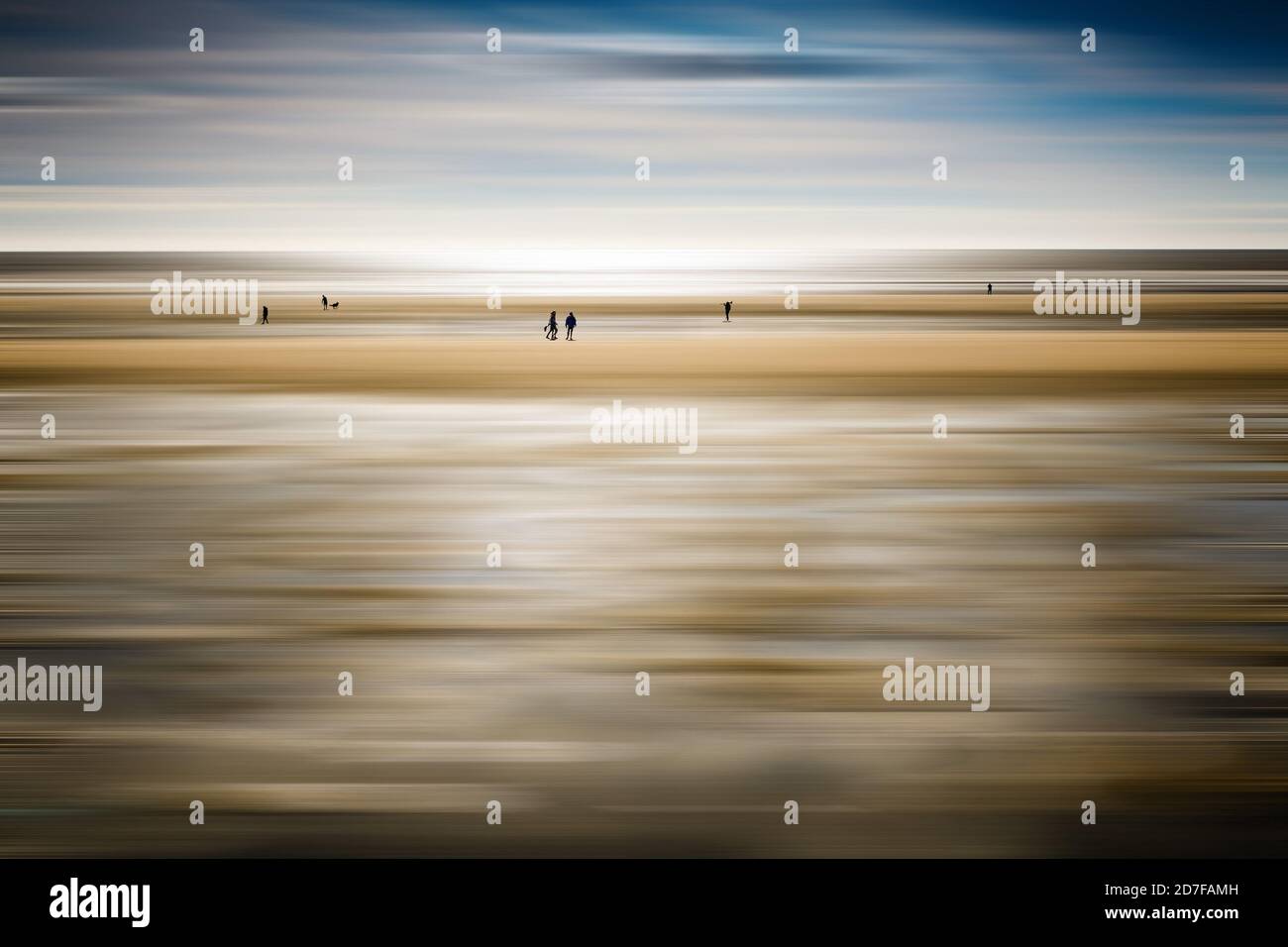 Scena di spiaggia sulle sabbie di Blackpool prima che la marea rientri. Foto Stock