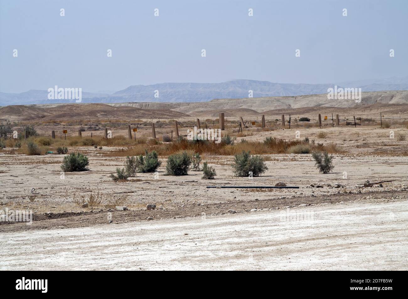 Qasr al-Yahud; Israele, Izrael, ישראל; Cisgiordania, deserto della Giudea, area del fiume Giordano vicino al confine Giordano, barriere che avvertono contro le mine. Foto Stock