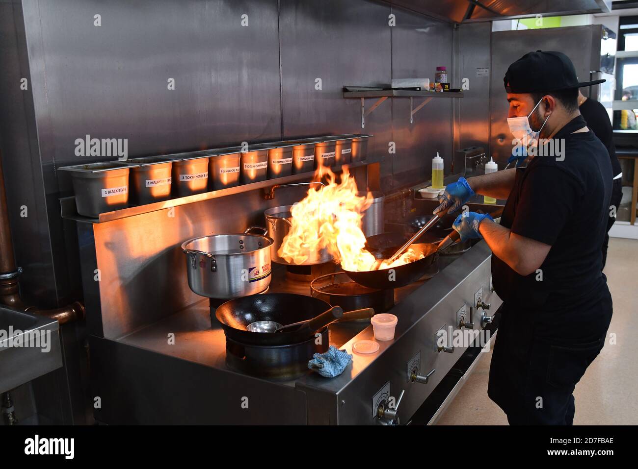 Chef cucina noodle nel wok al Wok & Chop in Wellington Foto Stock