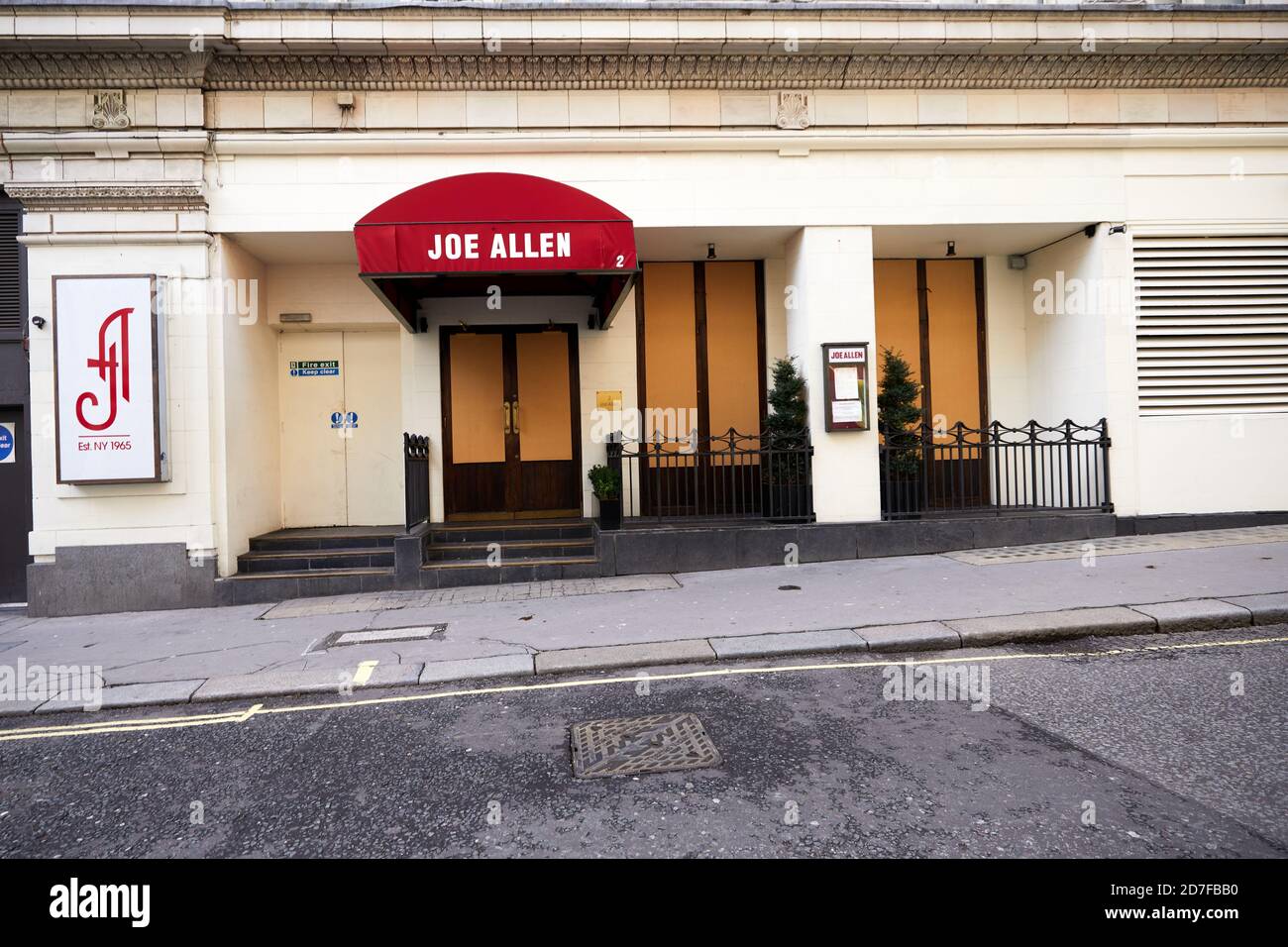 Londra, Regno Unito. - 14 Ott 2020: Il ristorante Joe Allen's si è imbarcato nel theatreland di Londra. La sede, popolare tra gli attori, è stata costretta a chiudere le sue porte alla fine di marzo a causa della pandemia del coronavirus. Foto Stock