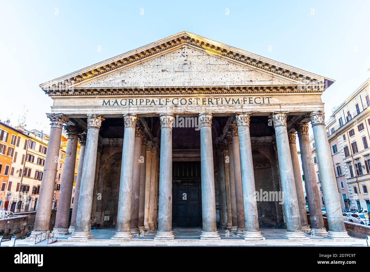 Pantheon a Roma, Italia. Vista frontale del portico con colonne classiche. Foto Stock