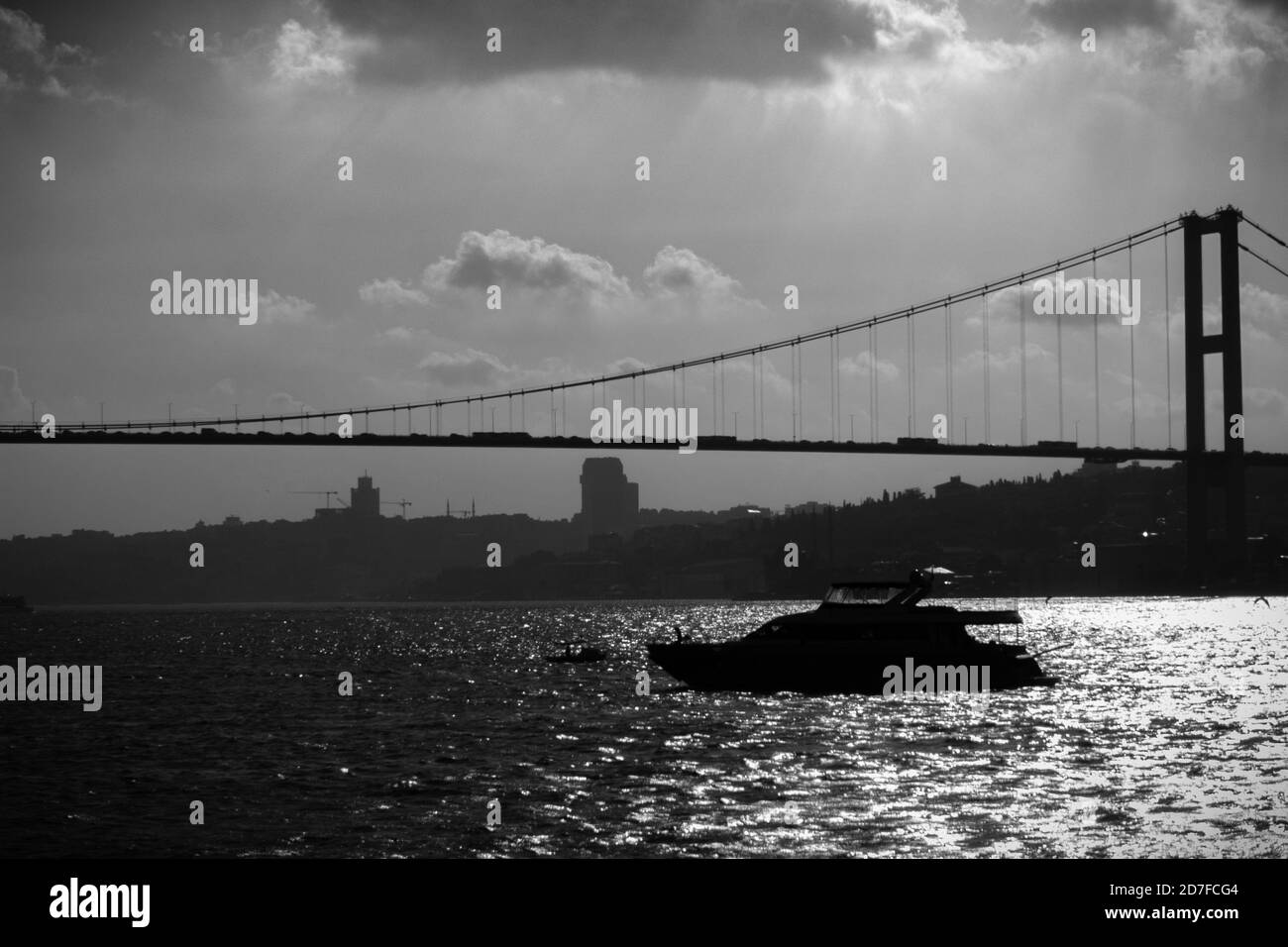 Profilo del ponte sul Bosforo a Istanbul Foto Stock