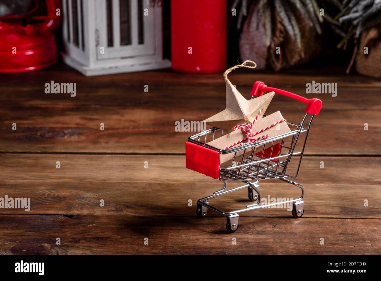 Carrello con regali di Natale e regali. Acquisto di Natale e vendita concetto. Foto Stock