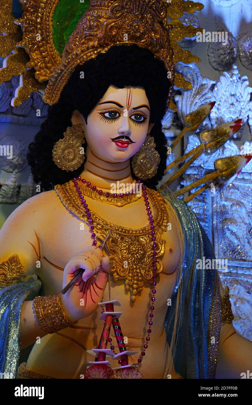 Indù festival Durgotsab foto. Il volto della Dea Kartik. E' una scultura realizzata dall'artista con argilla e paglia. Foto Stock