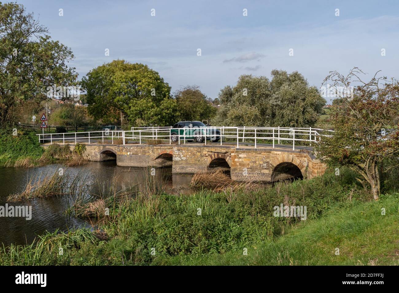 Vecchio ponte in pietra ad arco sul fiume Nene a Hardwater Crossing, Great Doddington, Northamptonshire, UK Foto Stock