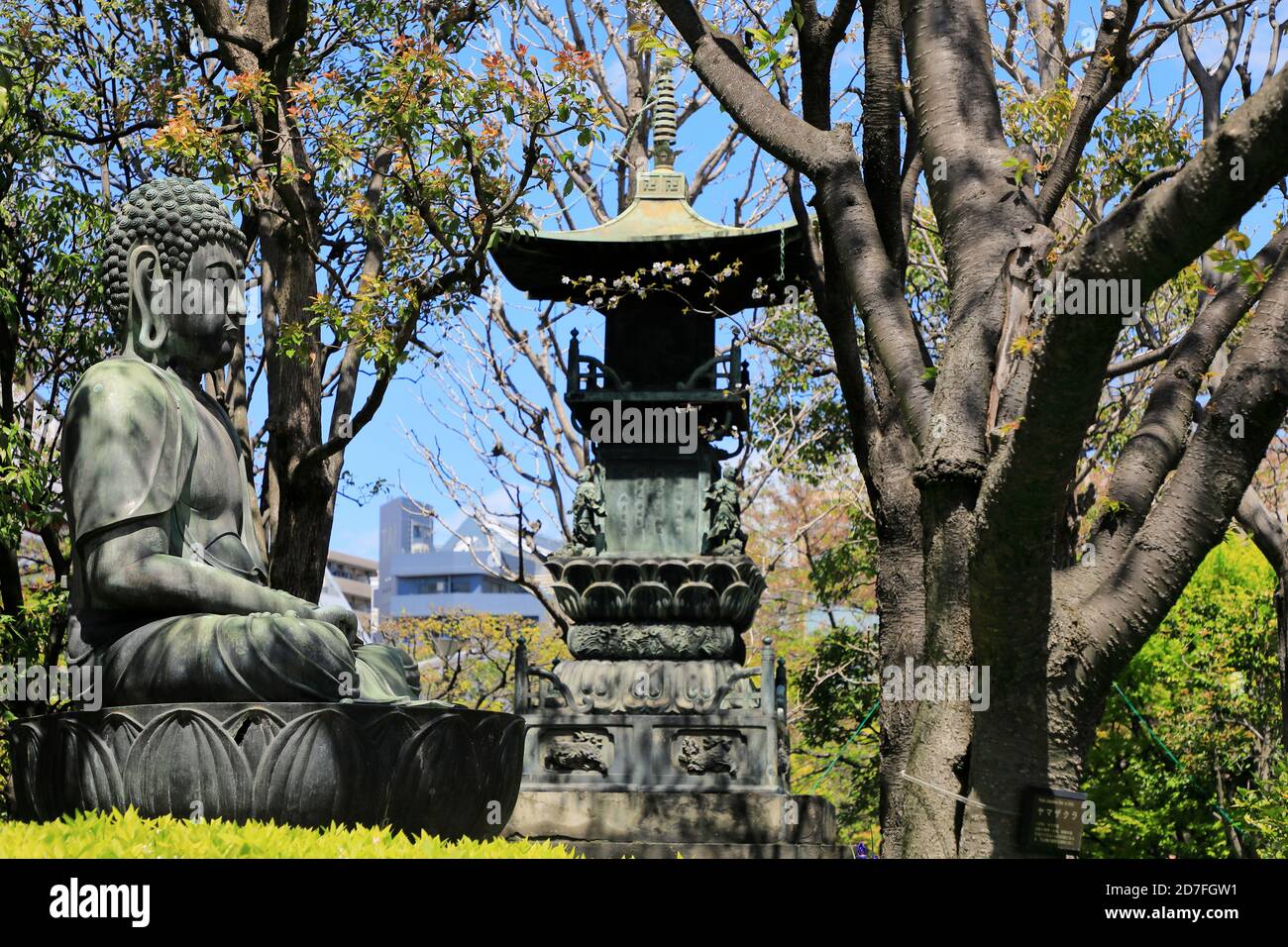 Statua di bronzo di Kannon Buddha con un bruciatore di incenso in bronzo Senso-Ji Temple.Asakusa.Tokyo.Japan Foto Stock